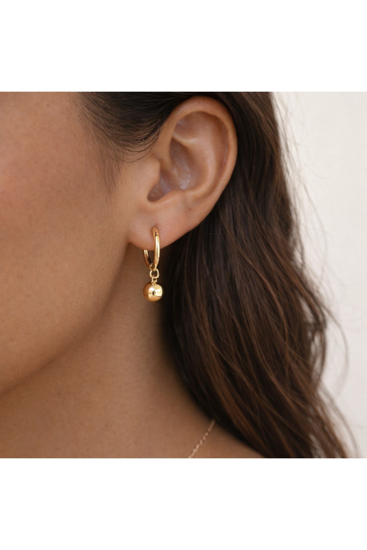 Gold Mini Top Sallantılı Halka Küpe – Minimal Günlük Şık Tasarım