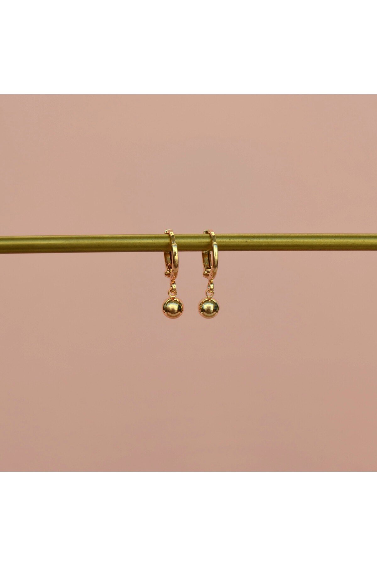 Gold Mini Top Sallantılı Halka Küpe – Minimal Günlük Şık Tasarım