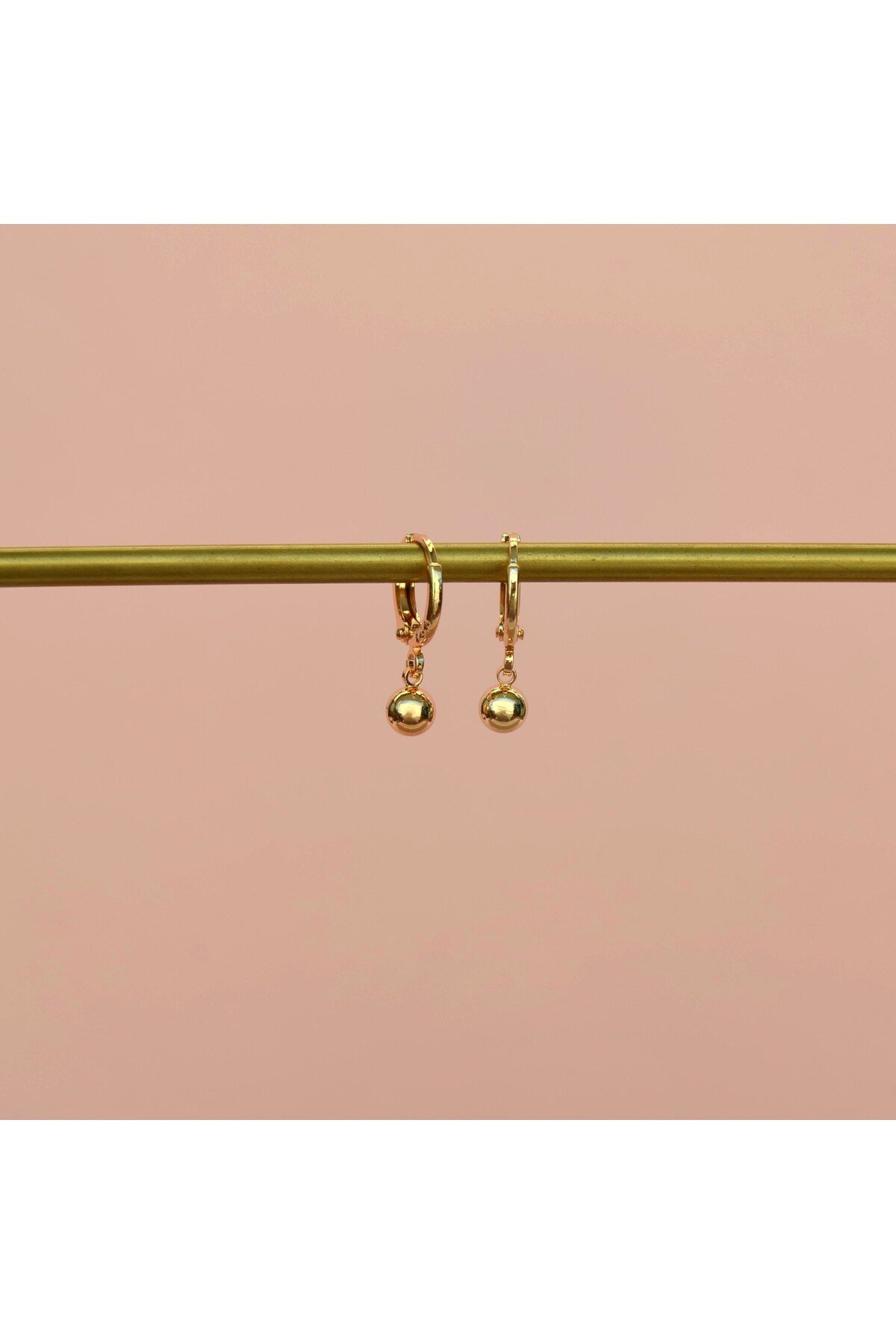 Gold Mini Top Sallantılı Halka Küpe – Minimal Günlük Şık Tasarım