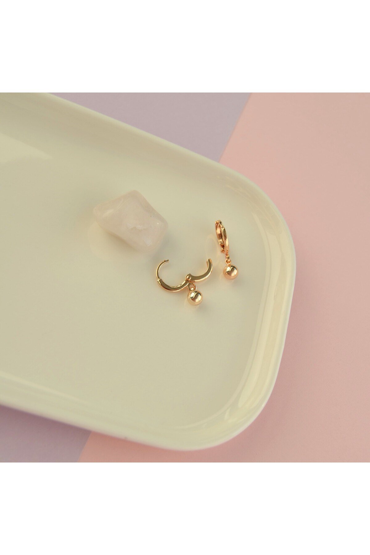Gold Mini Top Sallantılı Halka Küpe – Minimal Günlük Şık Tasarım