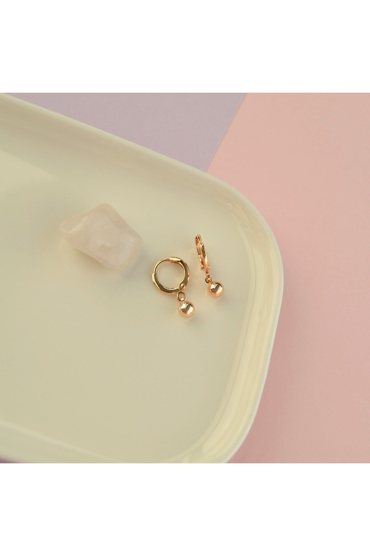 Gold Mini Top Sallantılı Halka Küpe – Minimal Günlük Şık Tasarım