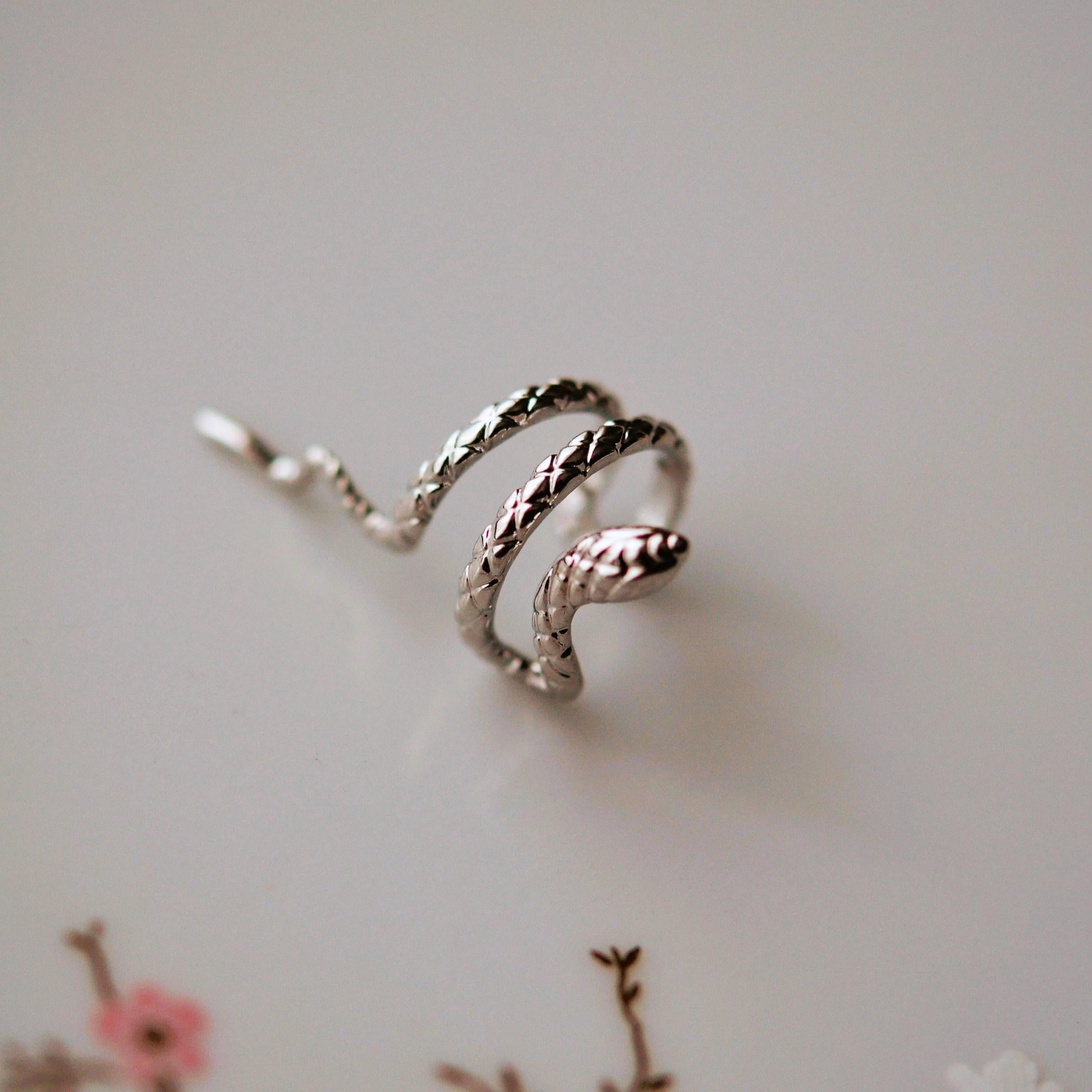Gümüş Renkli Çelik Yılan Model Earcuff Yılan Sıkıştırma Kıkırdak Küpesi