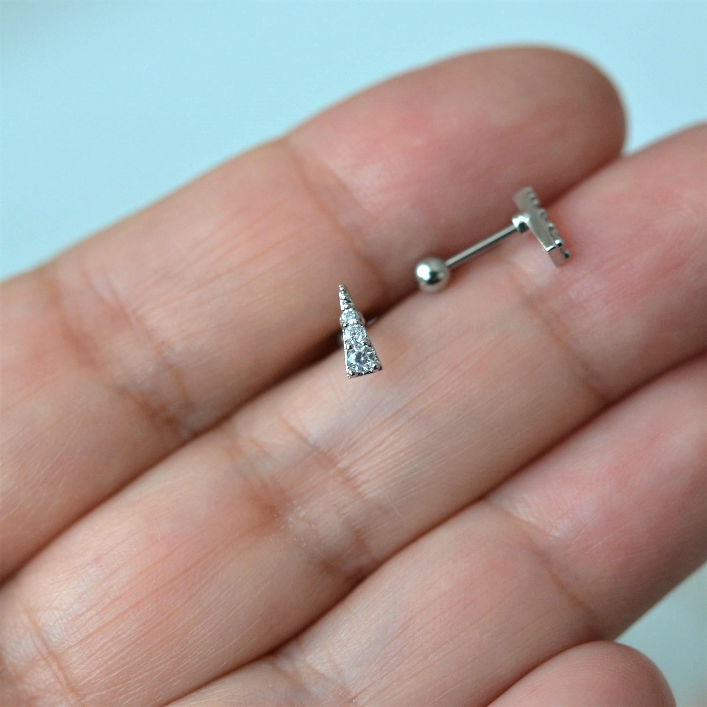 Gümüş Renkli Cerrahi Çelik Taşlı Mini Üçgen Piercing Helix Lob Kıkırdak Tragus