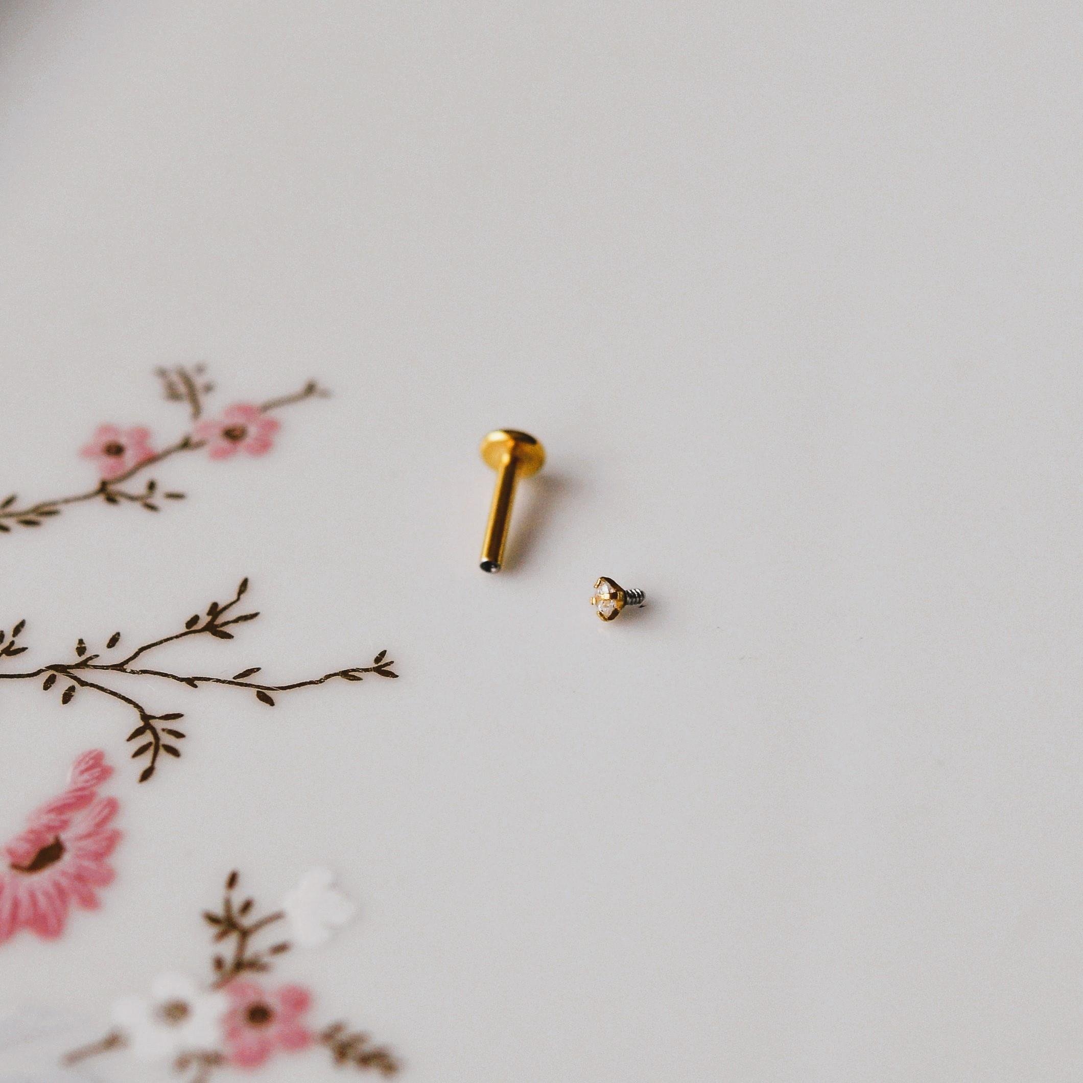 Mini Tektaş Cerrahi Çelik Piercing  Tragus Helix Kıkırdak Conch Gold Renk 8 mm