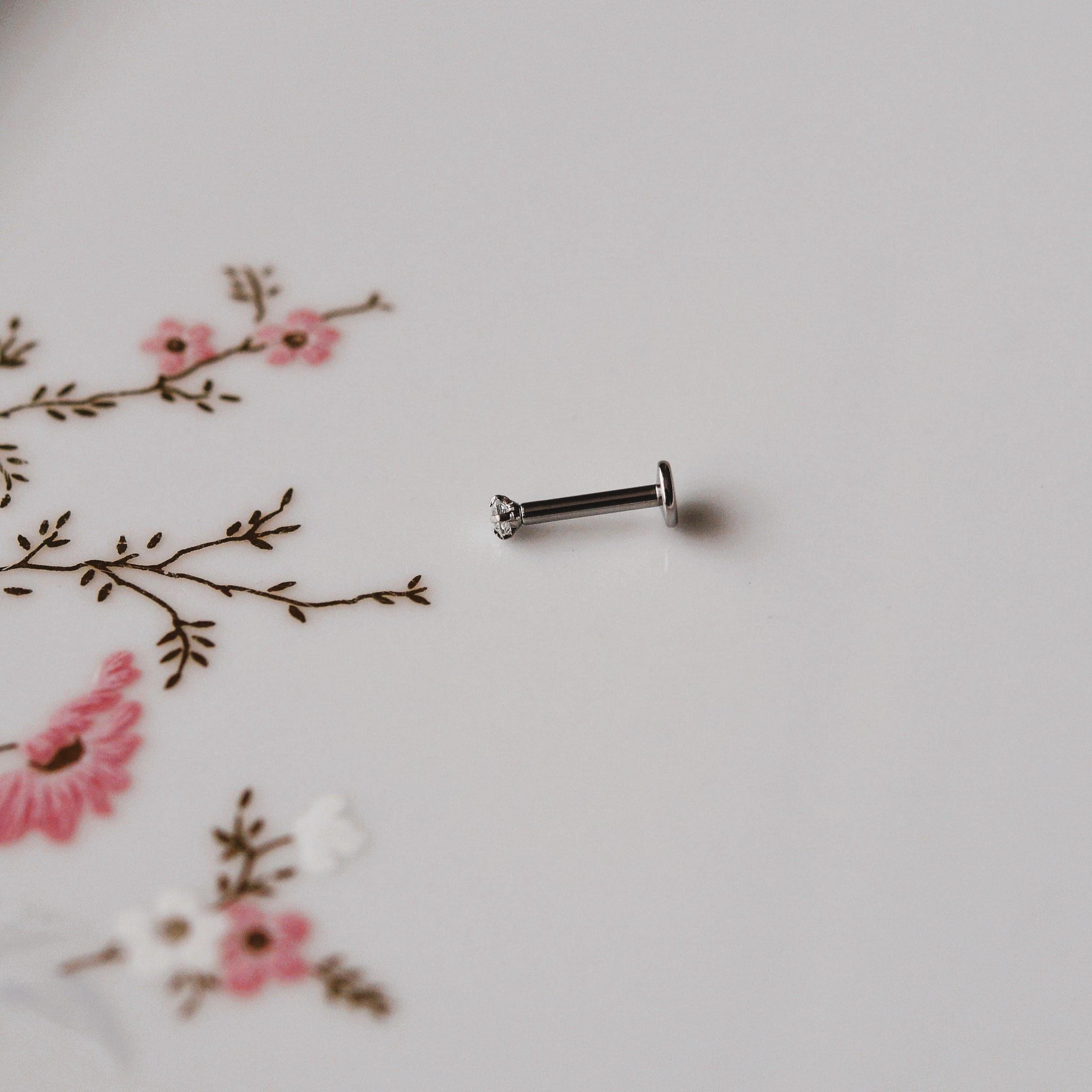 Mini Tektaş Cerrahi Çelik Piercing  Tragus Helix Kıkırdak Conch Gümüş Renk 8 mm