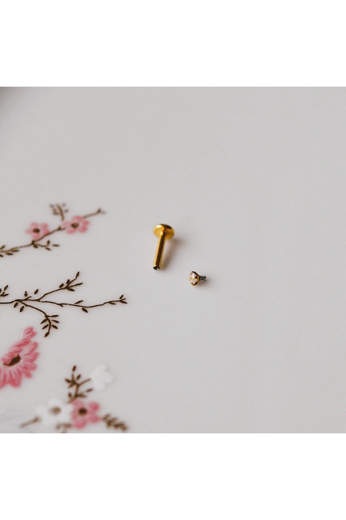 Mini Tektaş Cerrahi Çelik Piercing Tragus Helix Kıkırdak Conch Gold Renk 8 mm