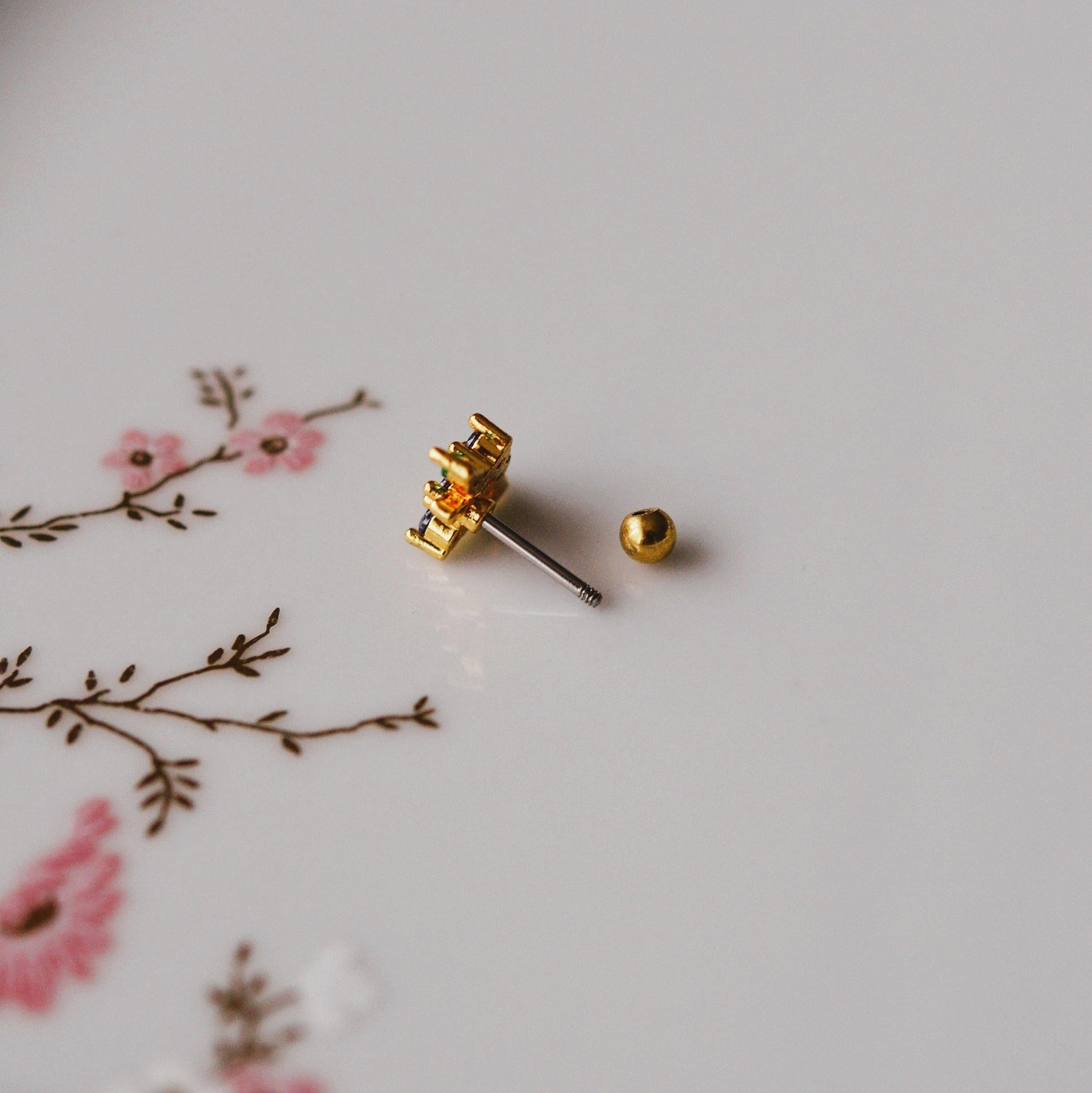 Mor Çiçekli Helix Piercing Kıkırdak Cerrahi Çelik Gold Renk