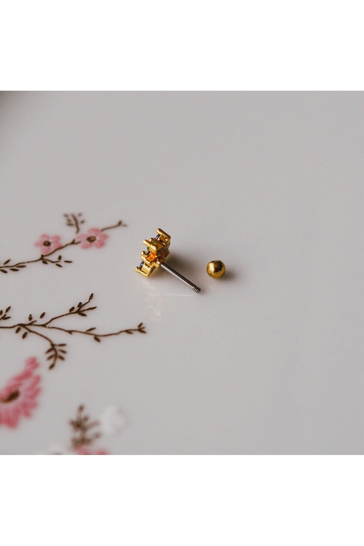 Mor Çiçekli Helix Piercing Kıkırdak Cerrahi Çelik Gold Renk