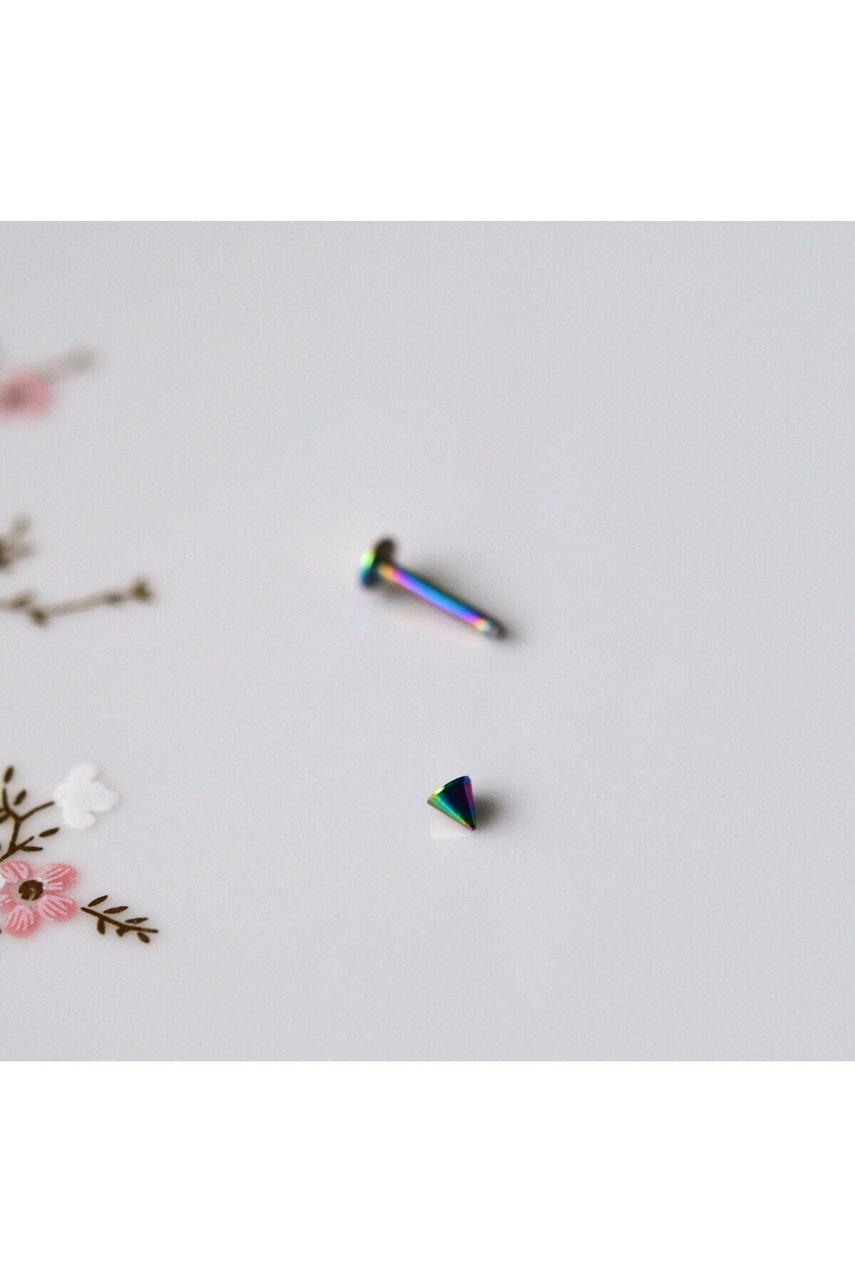 Sivri Uçlu Cerrahi Çelik Tragus Piercing Helix Kıkırdak 8 Mm Hologram Renk