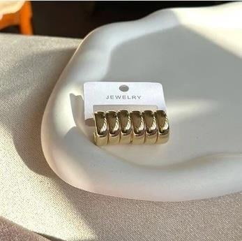Üç Sıra Çoklu Görünüm Bombeli Çelik Küpe Gold Renk