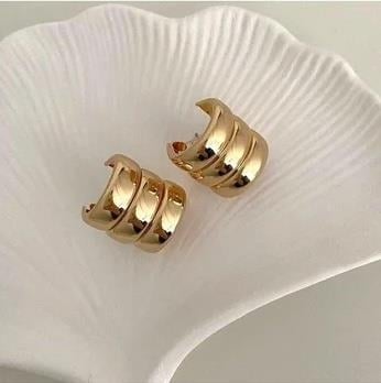 Üç Sıra Çoklu Görünüm Bombeli Çelik Küpe Gold Renk