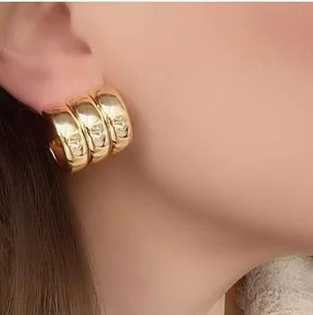 Üç Sıra Çoklu Görünüm Bombeli Çelik Küpe Gold Renk