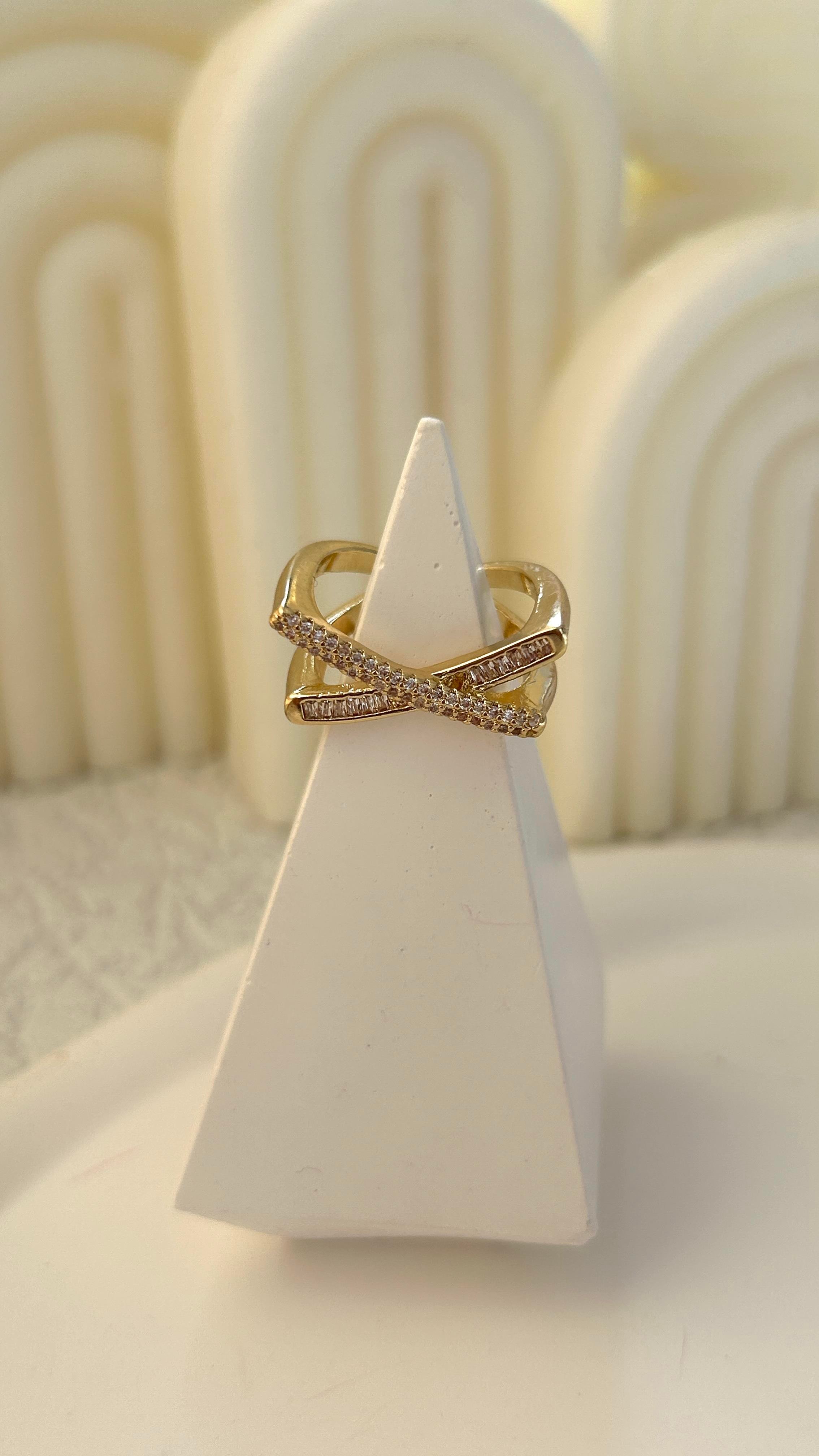 Çapraz Tasarım Taşlı Gold Yüzük 