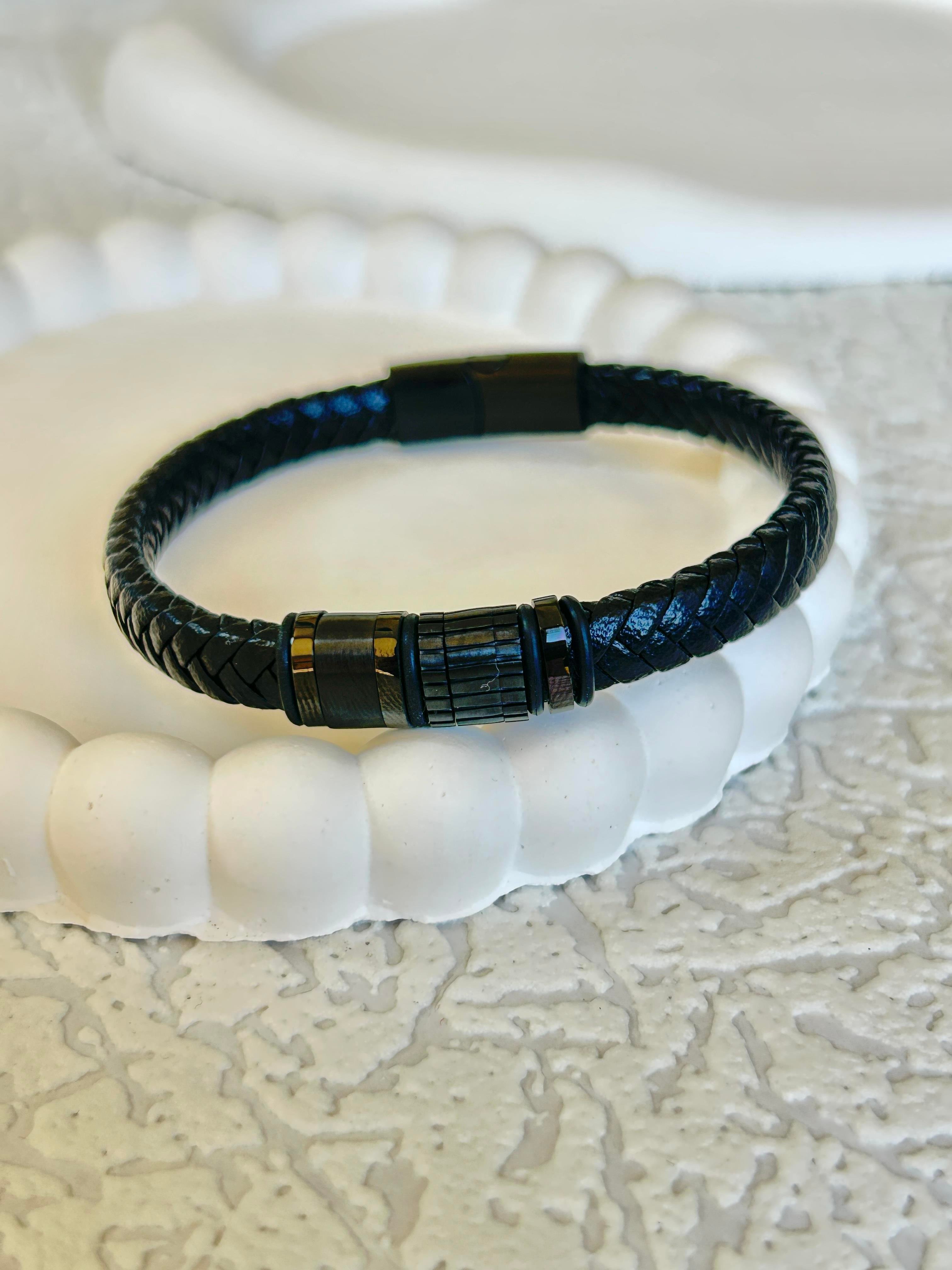 Çelik Detay Siyah Deri Bileklik