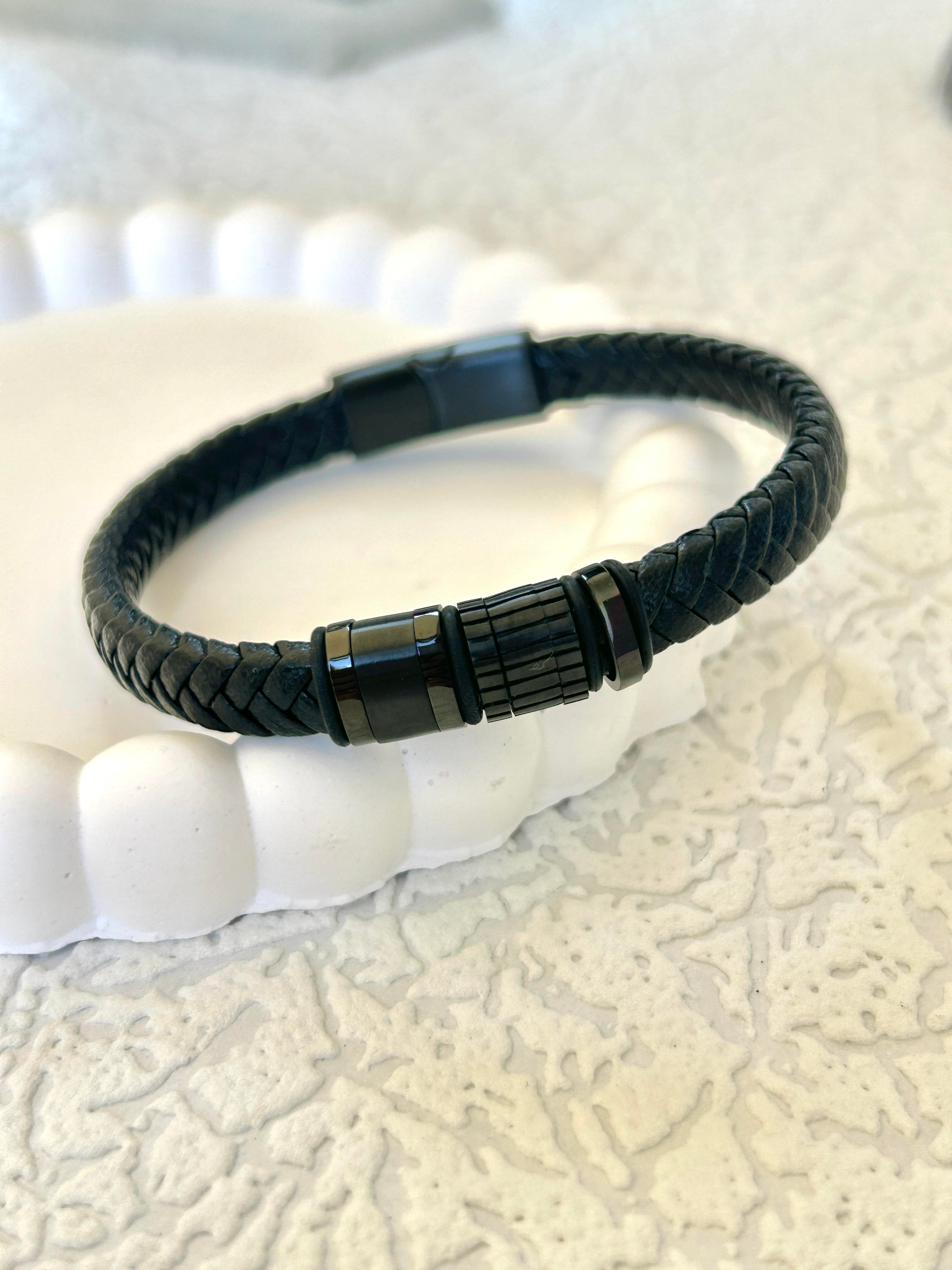 Çelik Detay Siyah Deri Bileklik