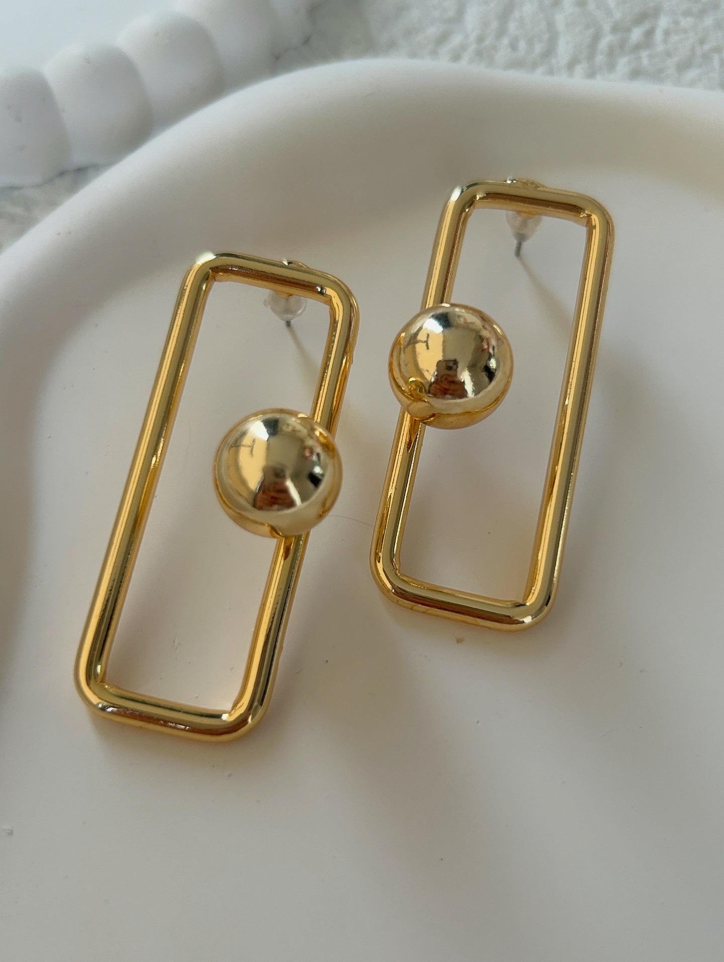 Dikdörtgen Top Detay Gold Küpe