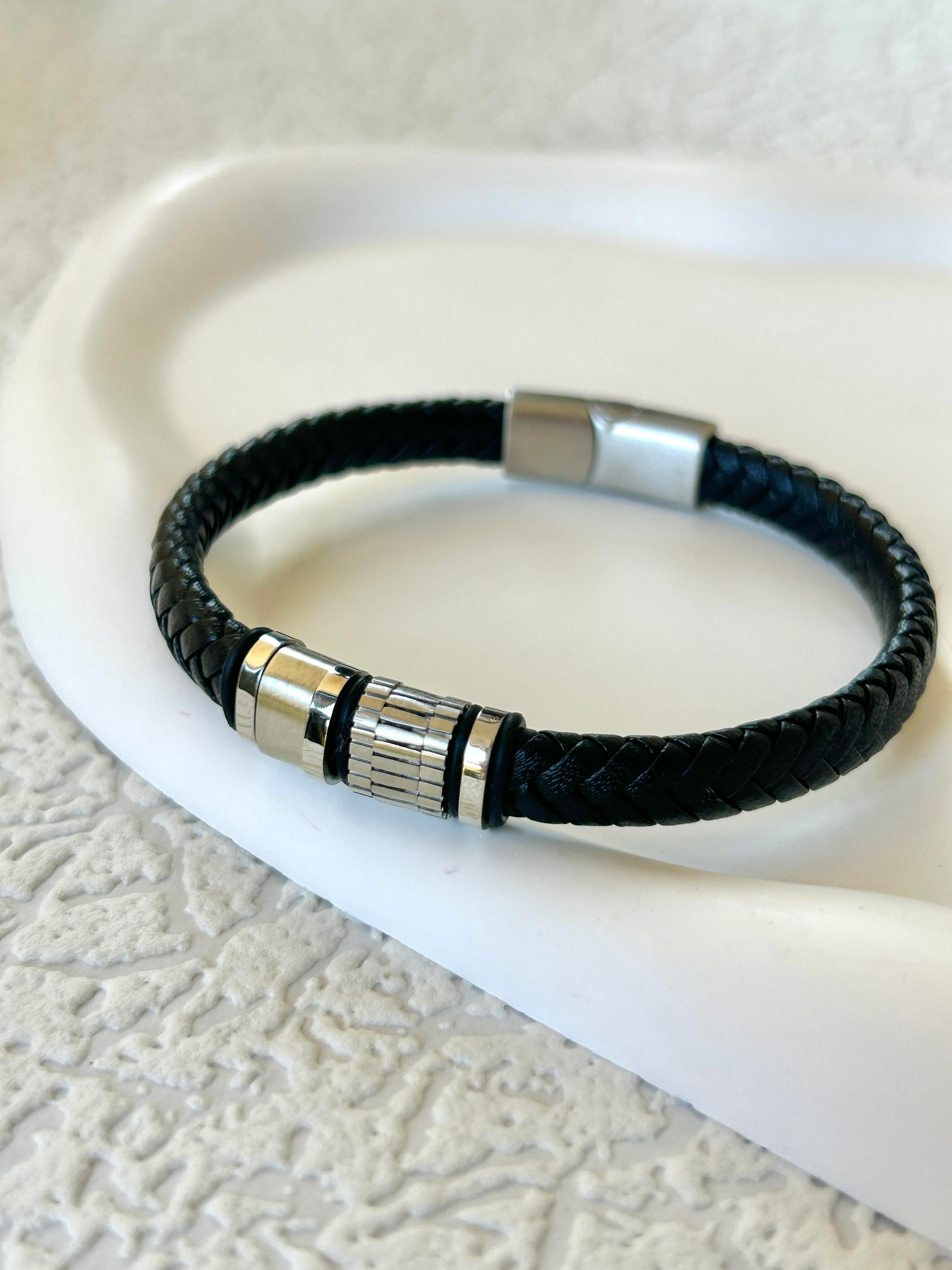 Gümüş Renk Detay Siyah Deri Bileklik