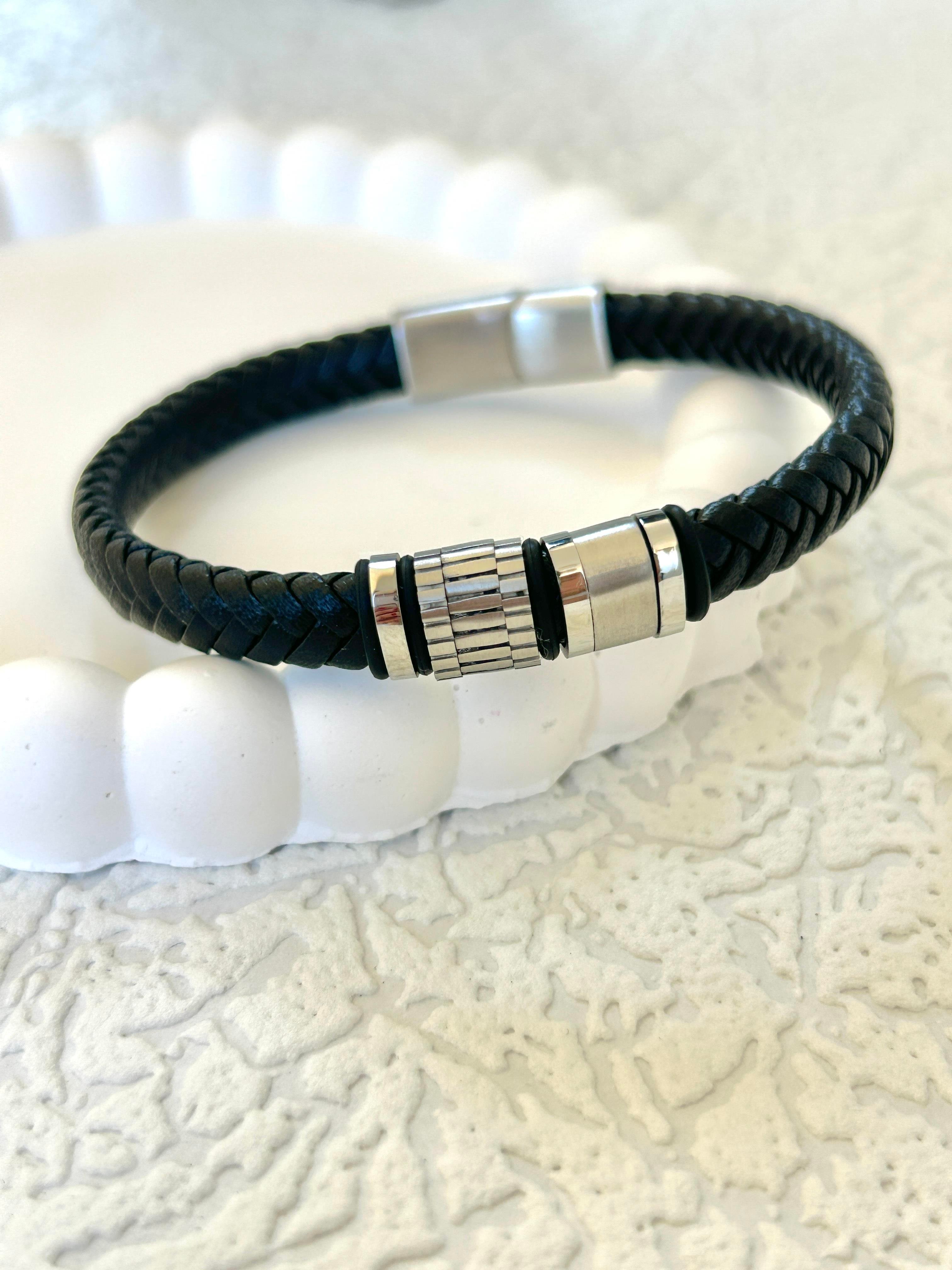 Gümüş Renk Detay Siyah Deri Bileklik