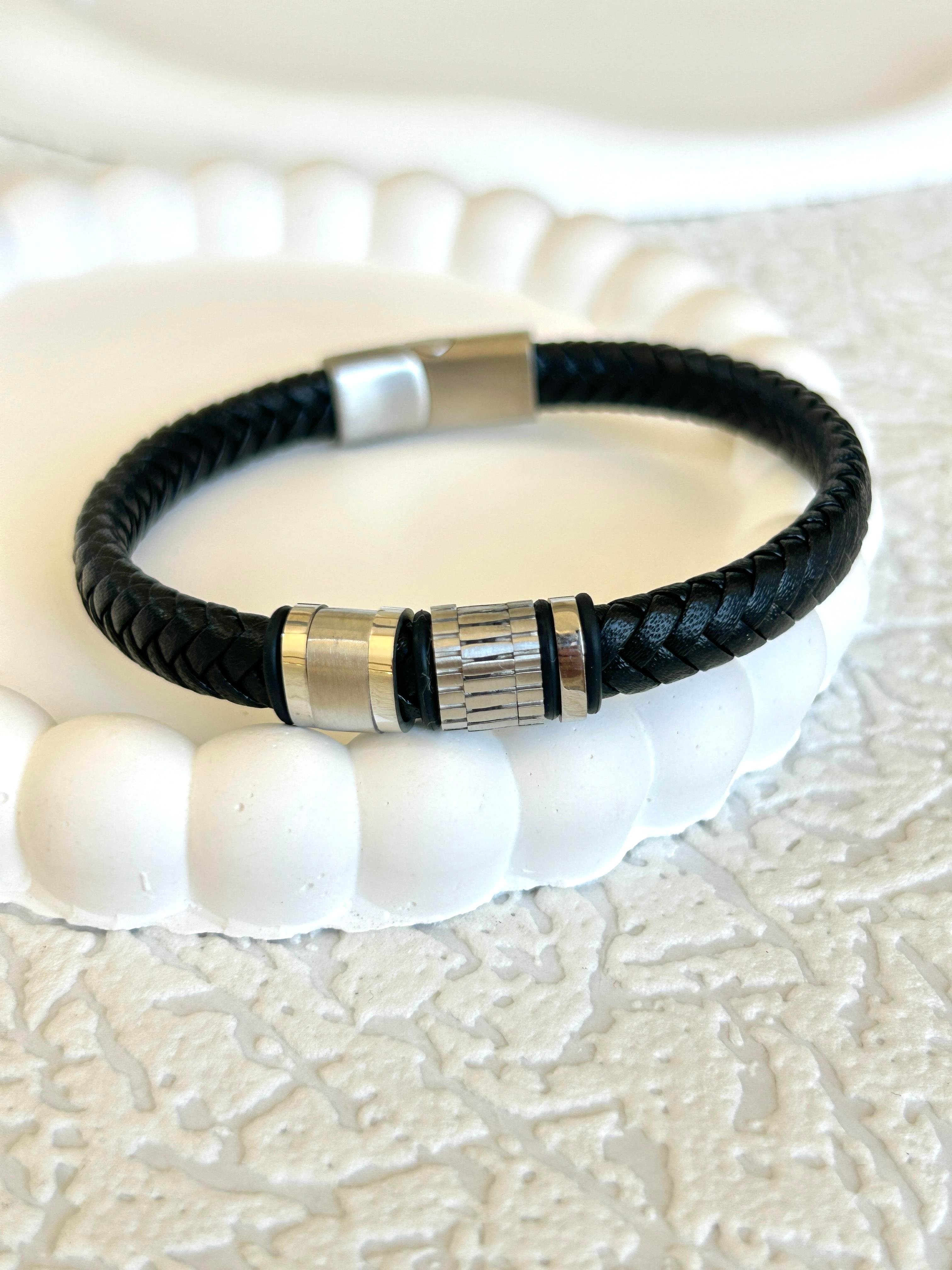 Gümüş Renk Detay Siyah Deri Bileklik