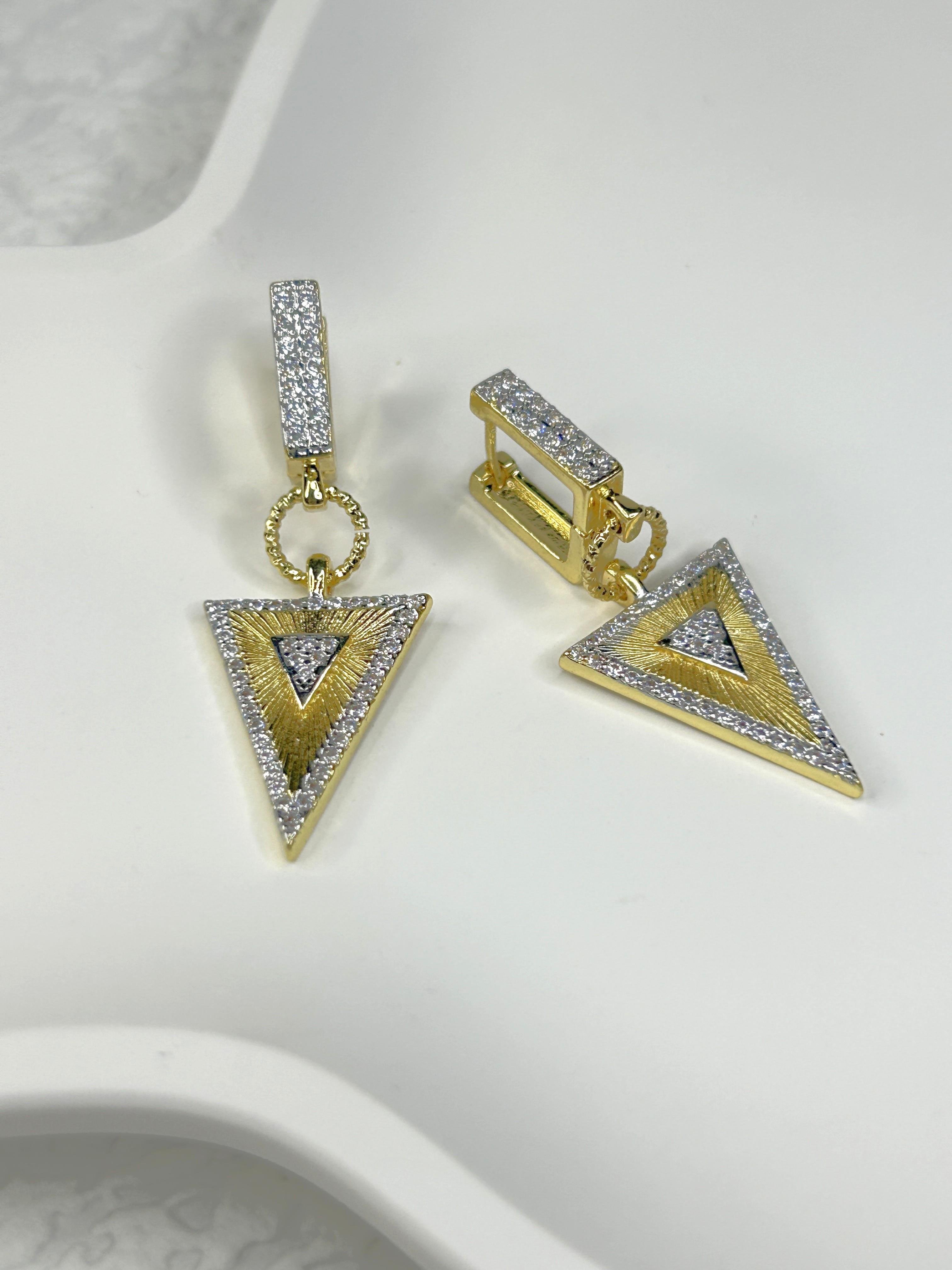 Premium Zirkon Taşlı Üçgen Tasarım Küpe