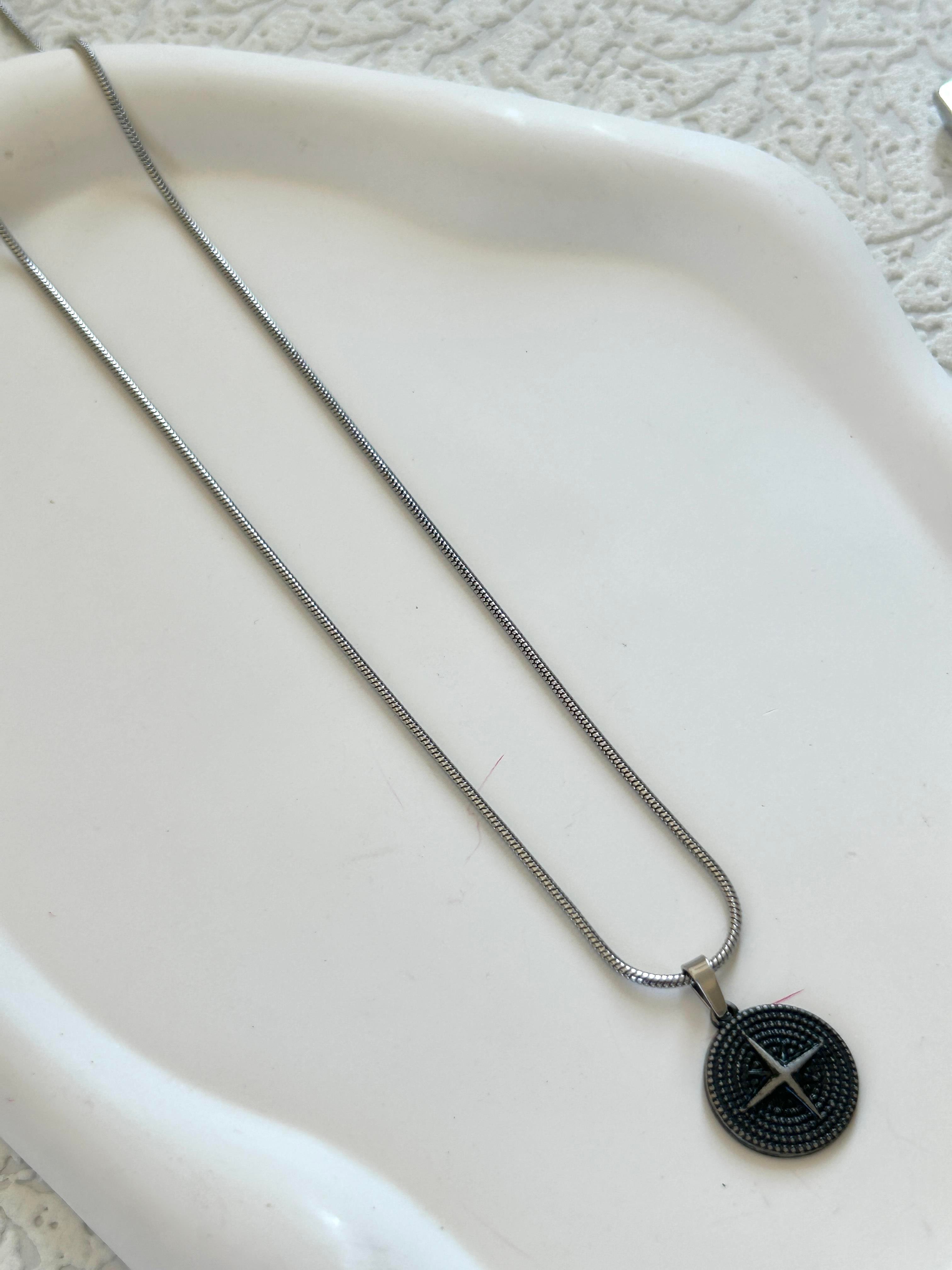 Pusula Model Çelik Kolye