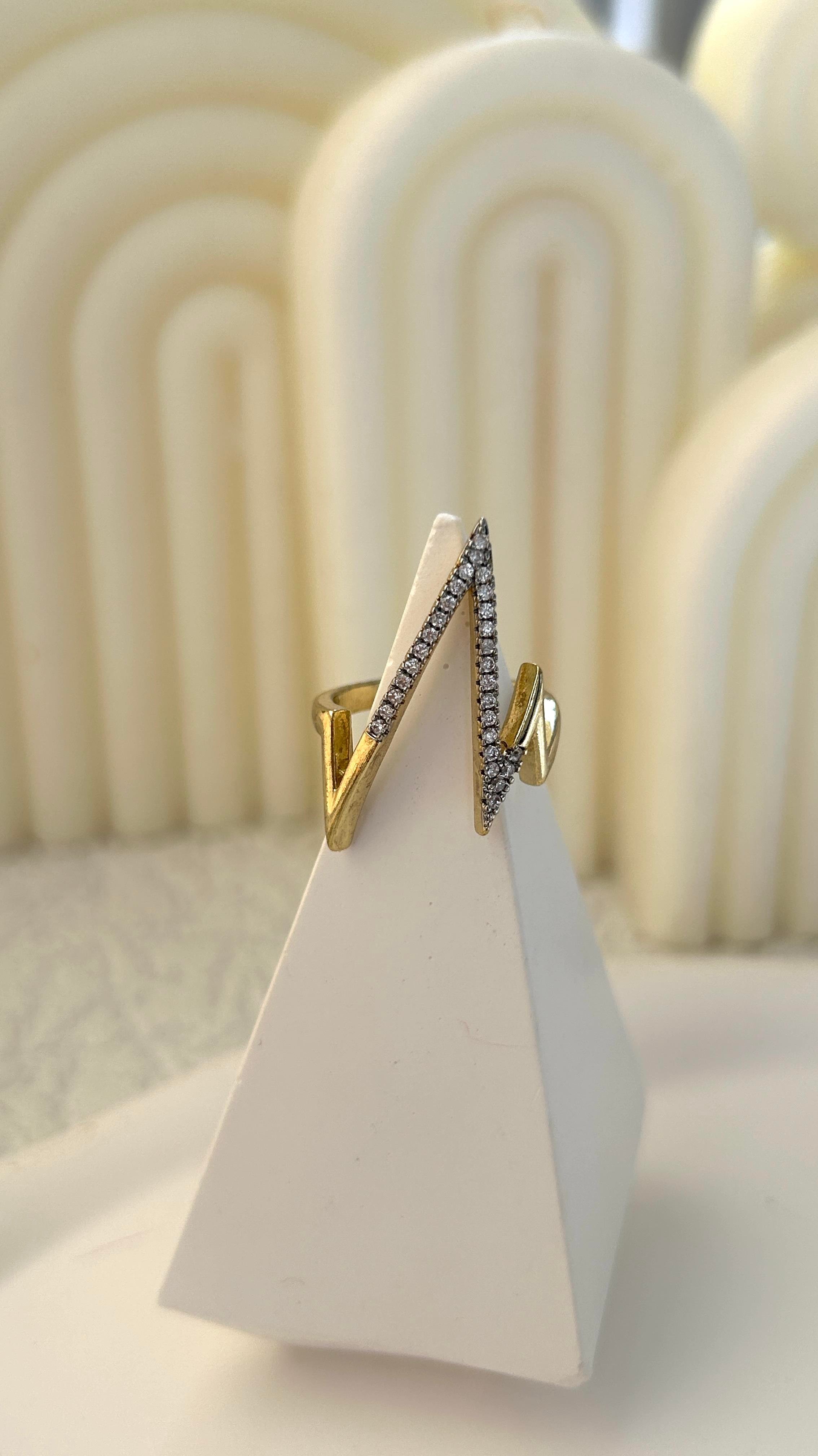 Zikzak Tasarım Taşlı Gold Yüzük