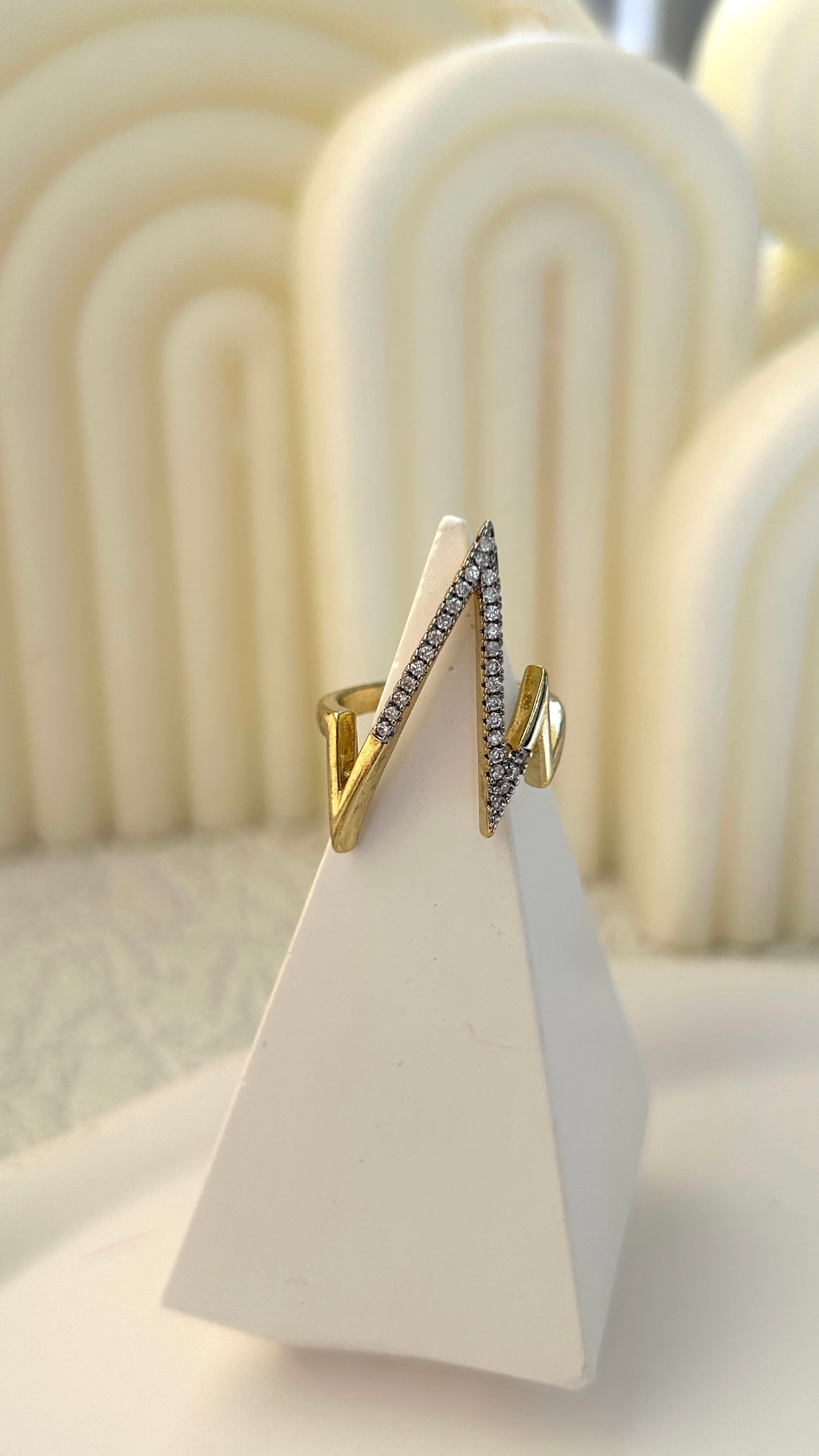 Zikzak Tasarım Taşlı Gold Yüzük