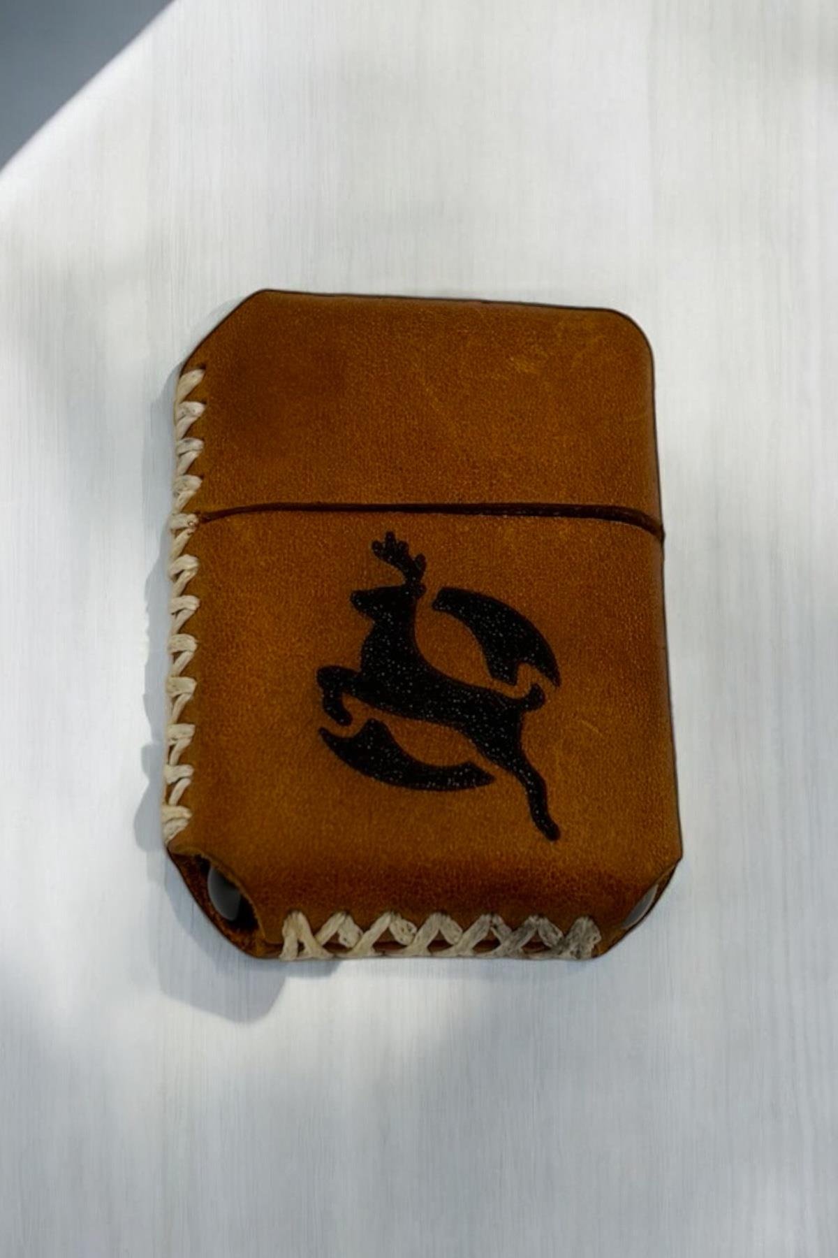 Renlos El Yapımı Hakiki Deri Zippo Tarzı Çakmak - Özel Tasarım ve KaliteAKSESUARRENLOSRenlos El Yapımı Hakiki Deri Zippo Tarzı Çakmak - Özel Tasarım ve Kalite