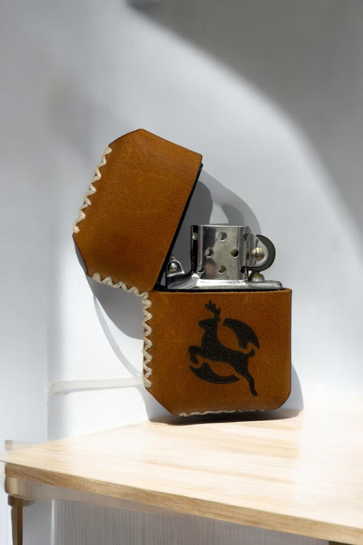 Renlos El Yapımı Hakiki Deri Zippo Tarzı Çakmak - Özel Tasarım ve KaliteAKSESUARRENLOSRenlos El Yapımı Hakiki Deri Zippo Tarzı Çakmak - Özel Tasarım ve Kalite
