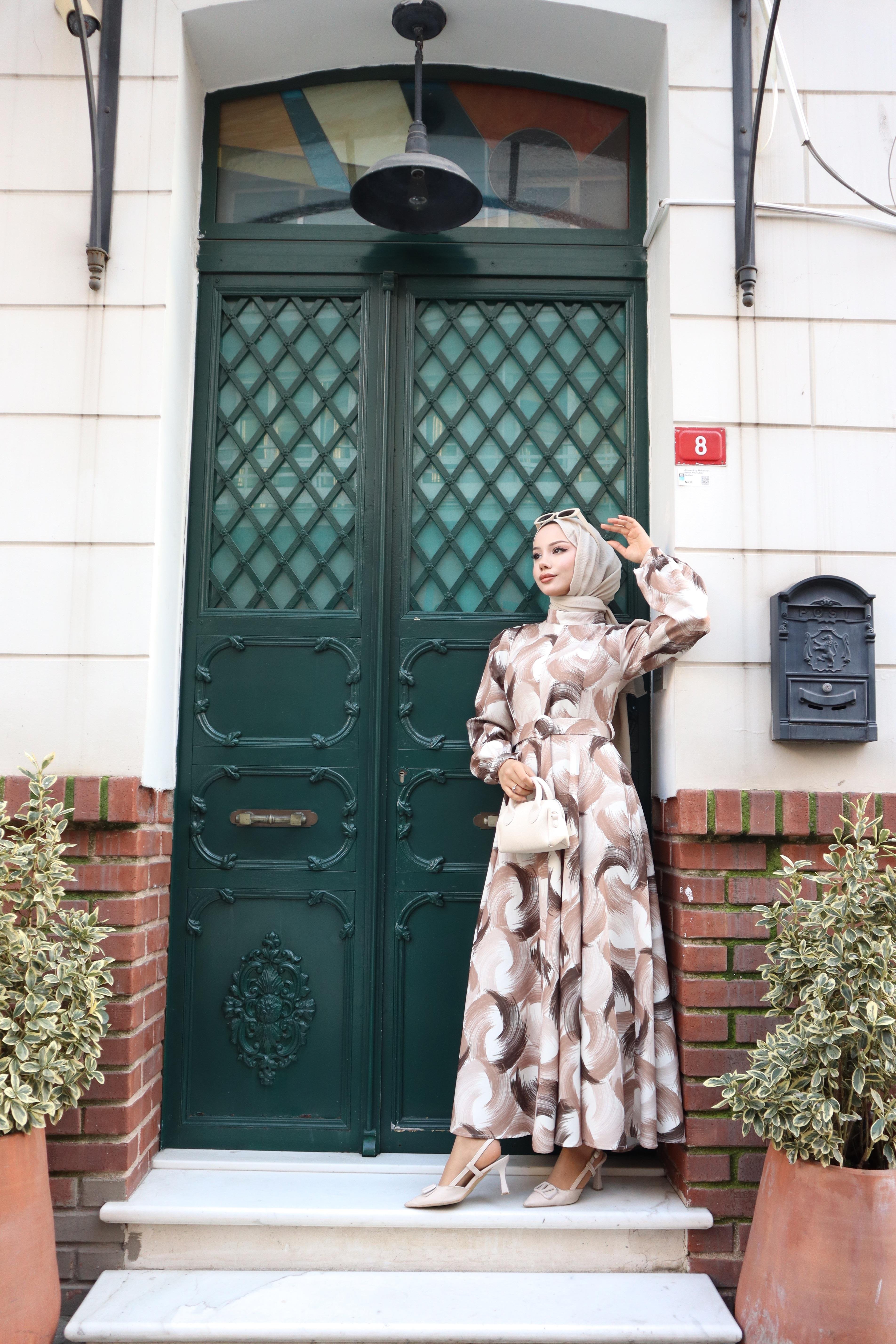 Elegant Wave Desenli Kuşaklı Elbise Vizon