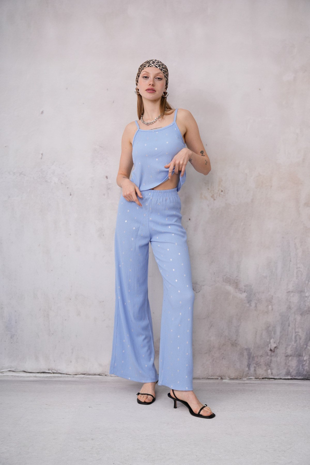 Kadın Bürümcük Kumaş Askılı Crop Bluz Geniş Paça Pantolon İkili Takım 24072