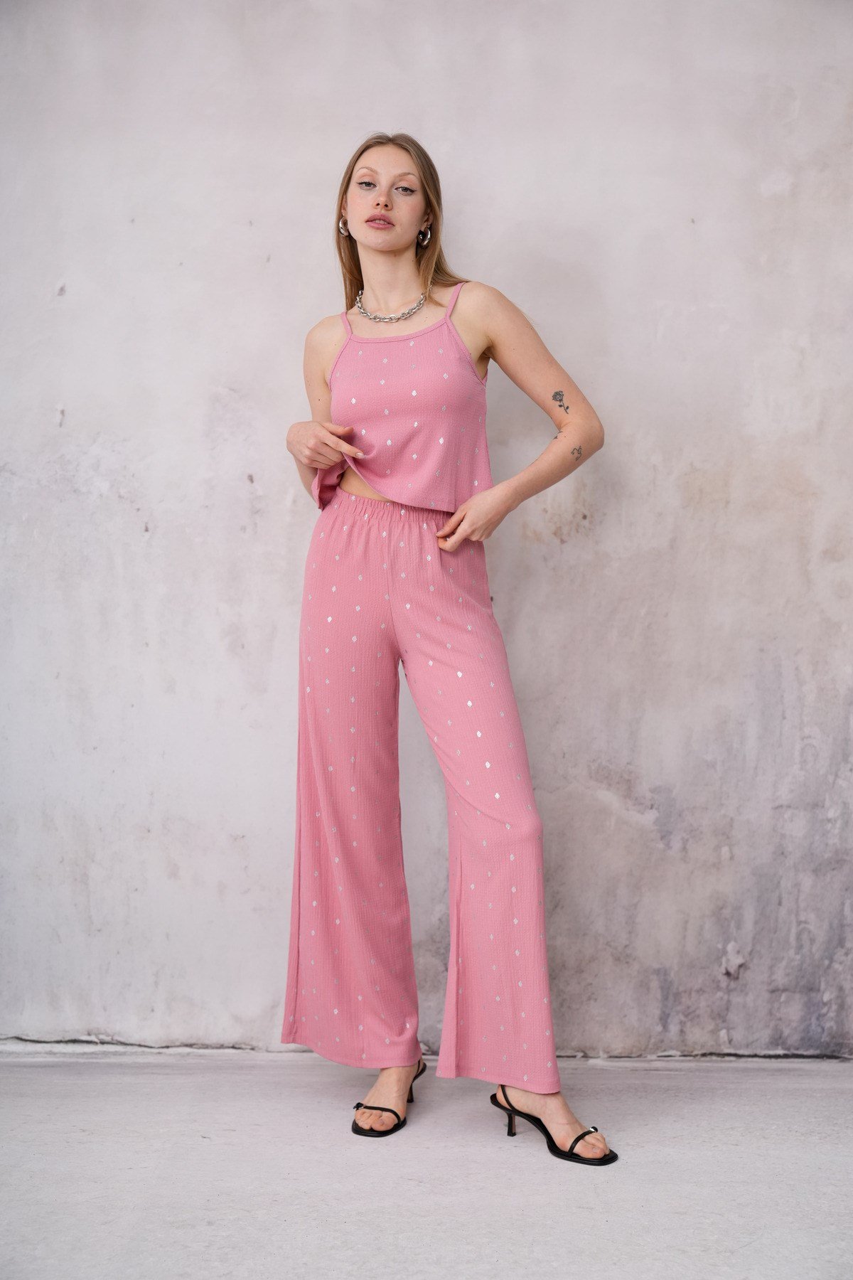 Kadın Bürümcük Kumaş Askılı Crop Bluz Geniş Paça Pantolon İkili Takım 24072