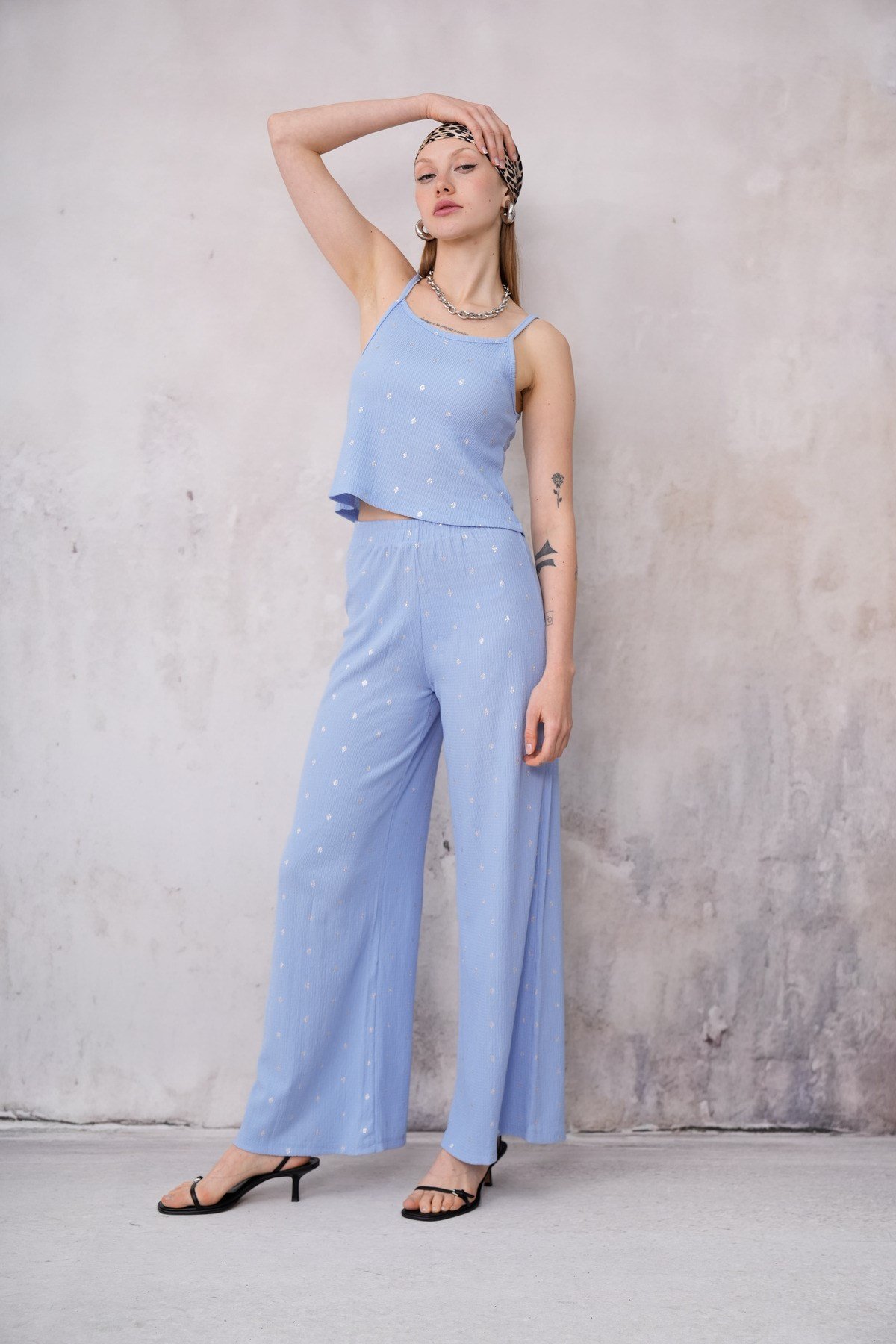 Kadın Bürümcük Kumaş Askılı Crop Bluz Geniş Paça Pantolon İkili Takım 24072
