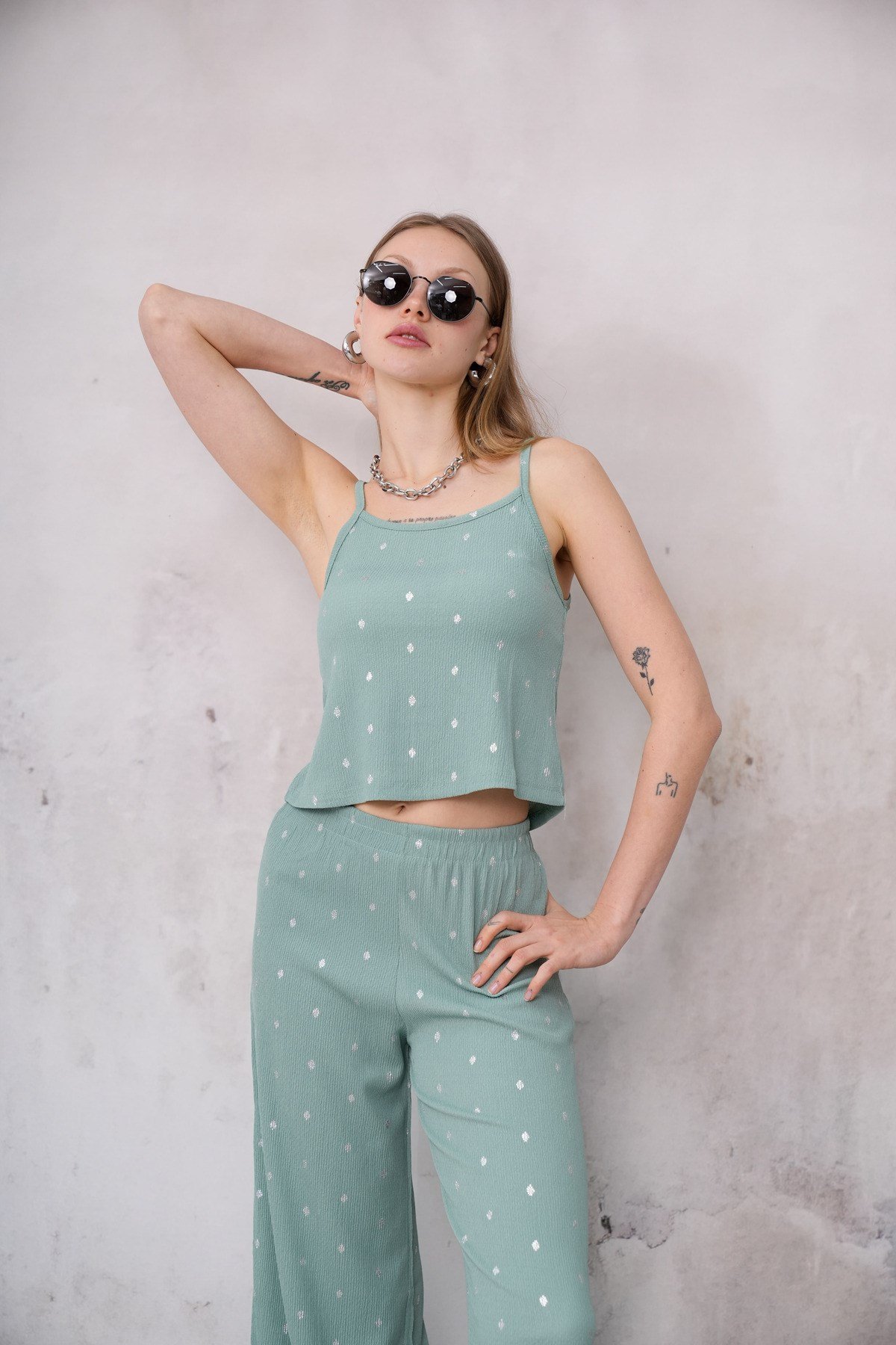 Kadın Bürümcük Kumaş Askılı Crop Bluz Geniş Paça Pantolon İkili Takım 24072