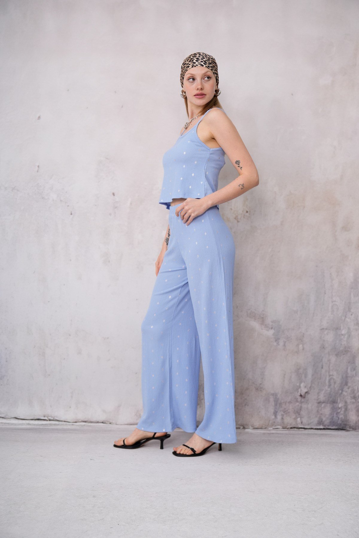 Kadın Bürümcük Kumaş Askılı Crop Bluz Geniş Paça Pantolon İkili Takım 24072