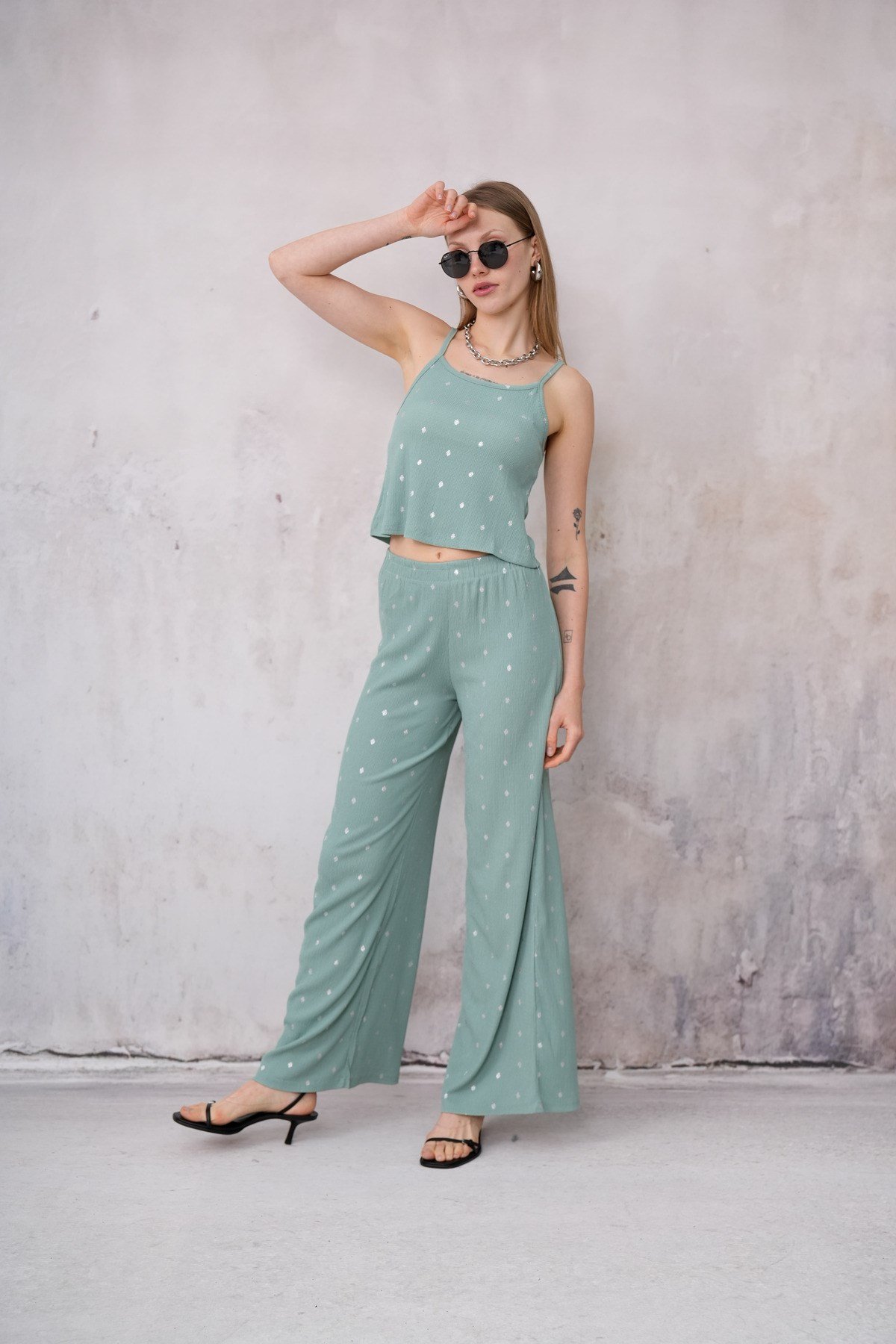 Kadın Bürümcük Kumaş Askılı Crop Bluz Geniş Paça Pantolon İkili Takım 24072