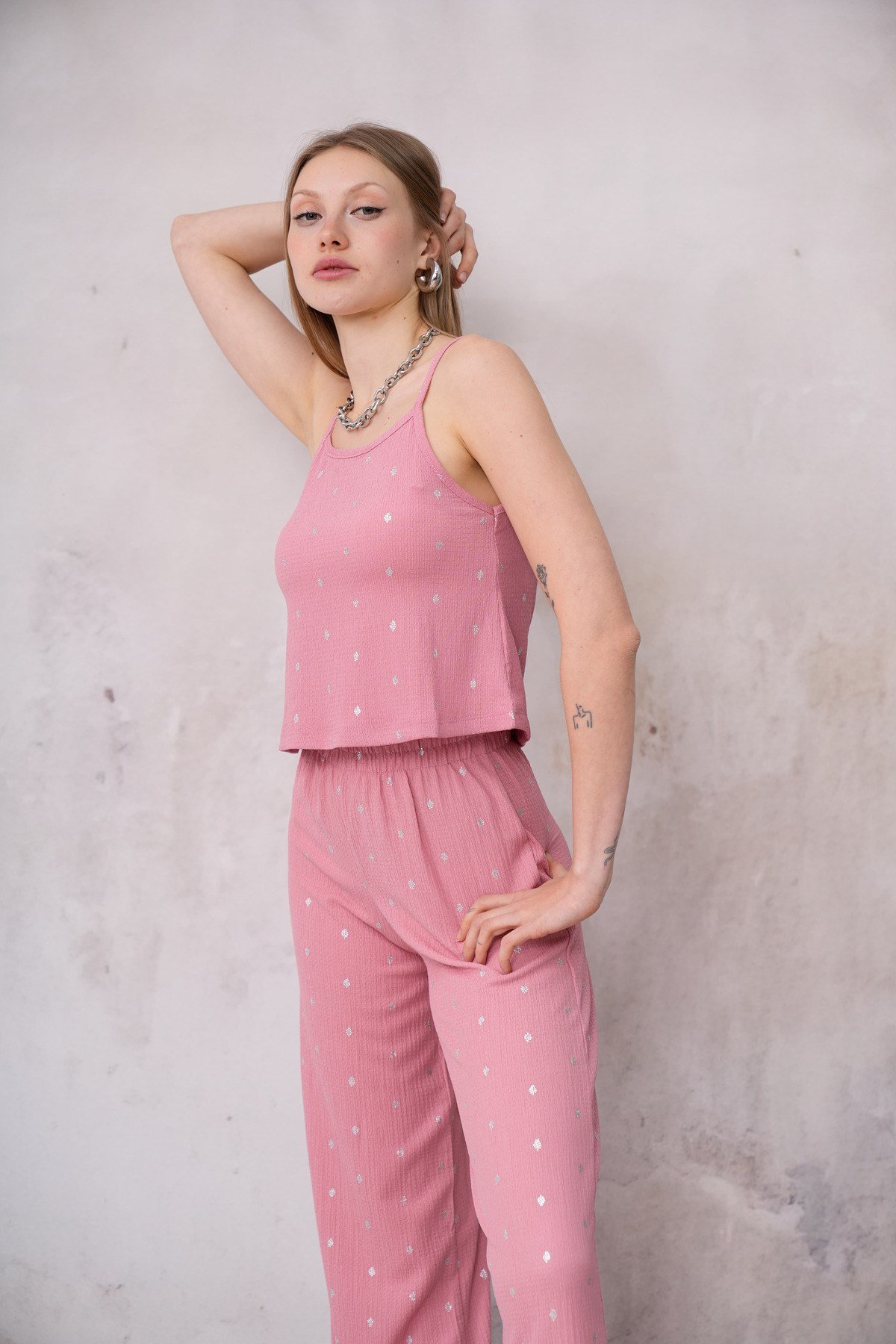 Kadın Bürümcük Kumaş Askılı Crop Bluz Geniş Paça Pantolon İkili Takım 24072