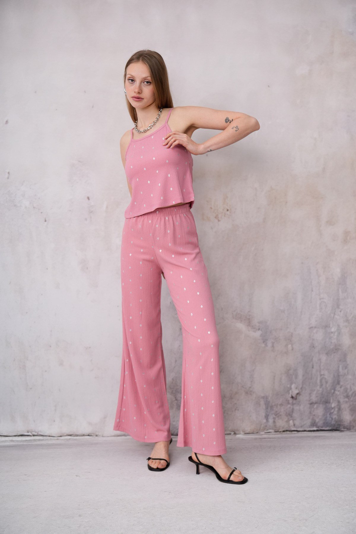 Kadın Bürümcük Kumaş Askılı Crop Bluz Geniş Paça Pantolon İkili Takım 24072
