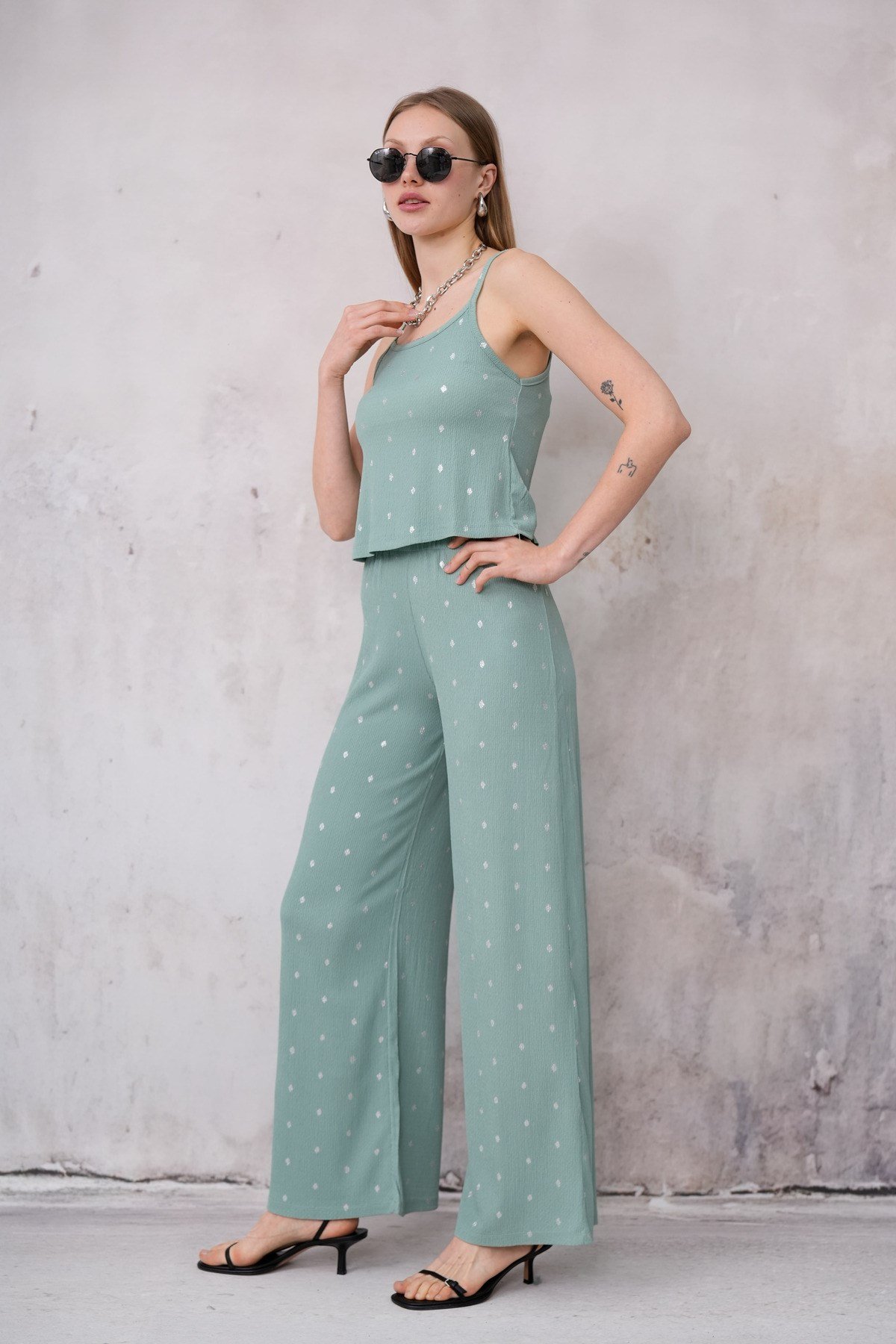 Kadın Bürümcük Kumaş Askılı Crop Bluz Geniş Paça Pantolon İkili Takım 24072