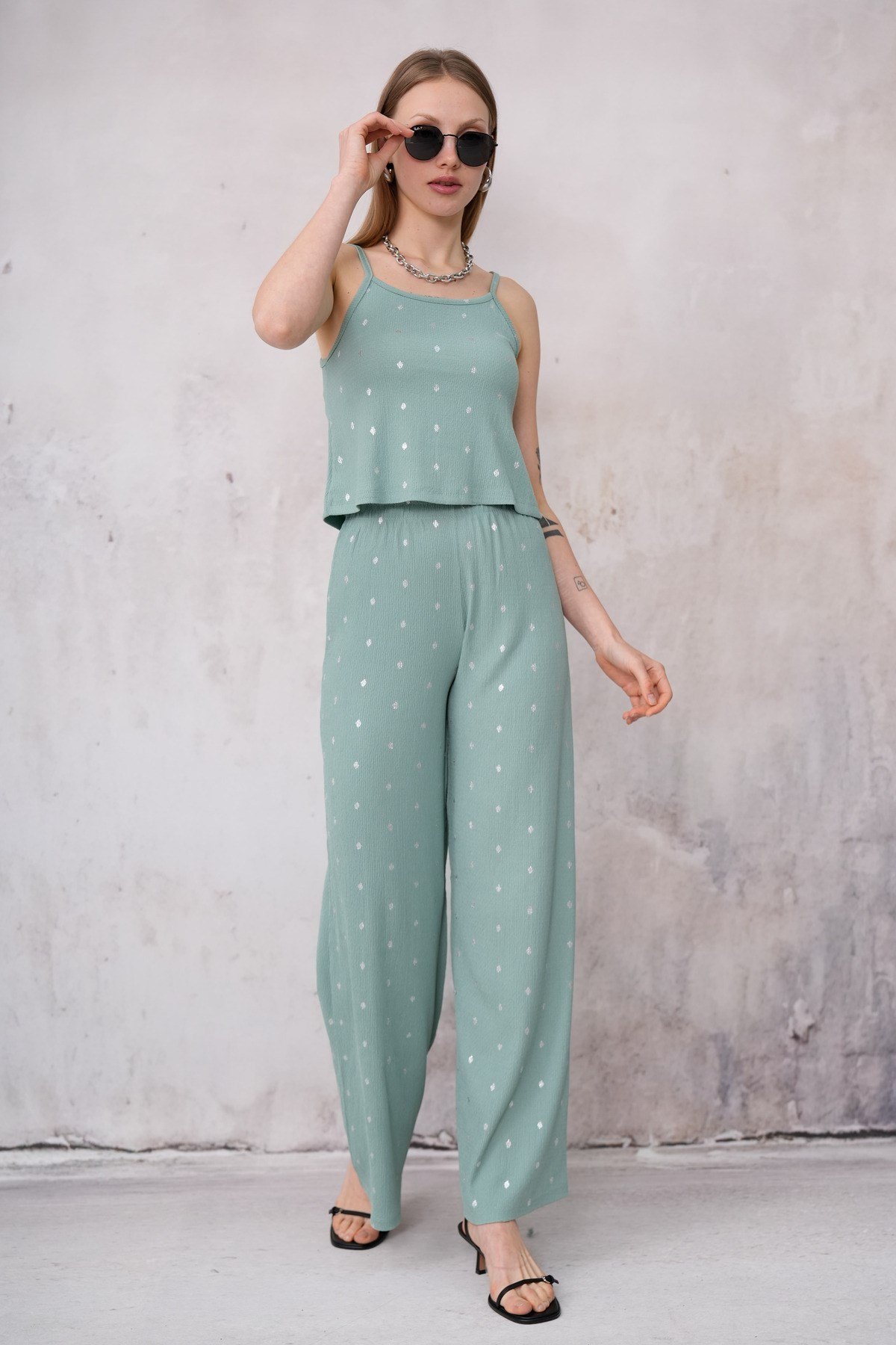 Kadın Bürümcük Kumaş Askılı Crop Bluz Geniş Paça Pantolon İkili Takım 24072