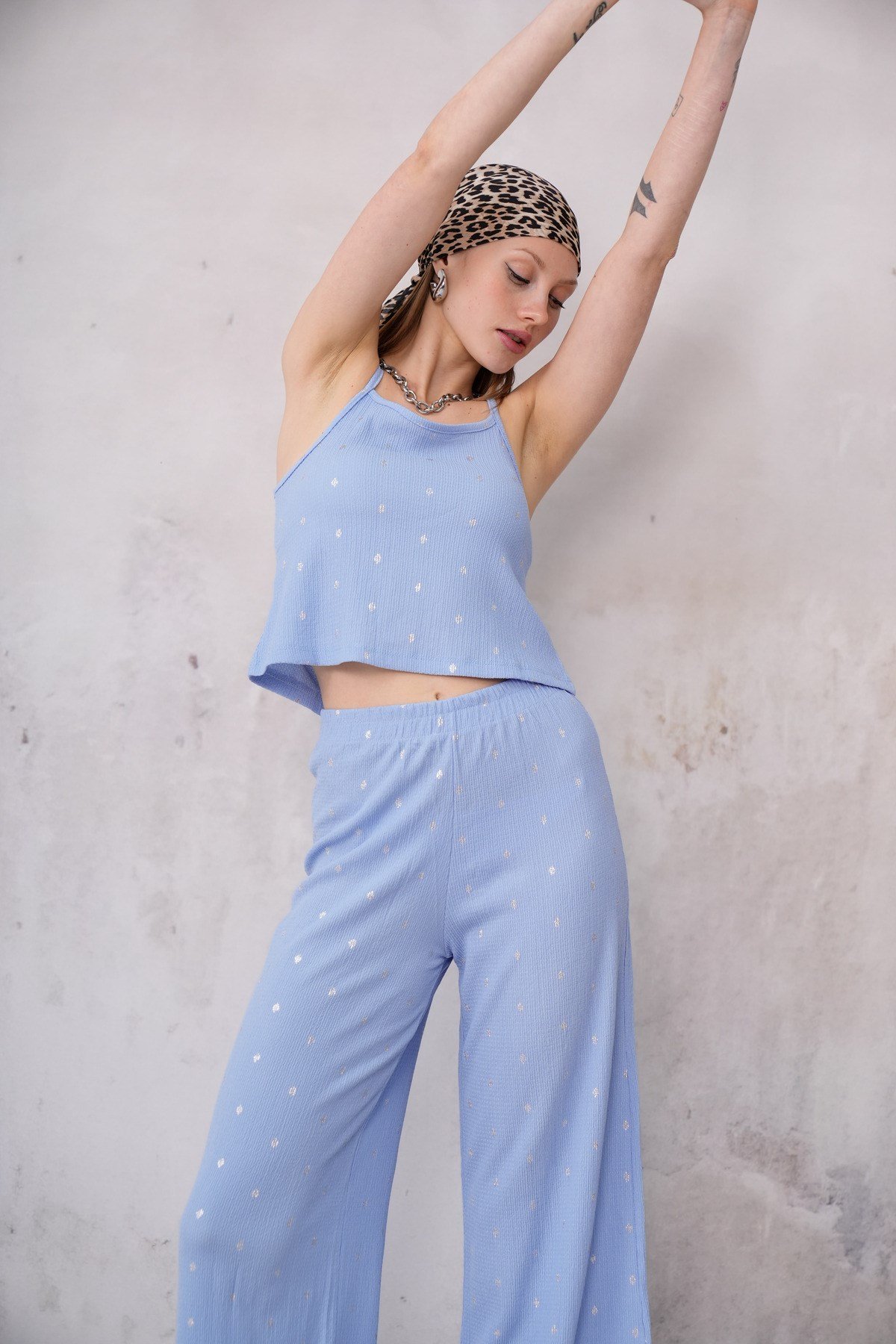 Kadın Bürümcük Kumaş Askılı Crop Bluz Geniş Paça Pantolon İkili Takım 24072