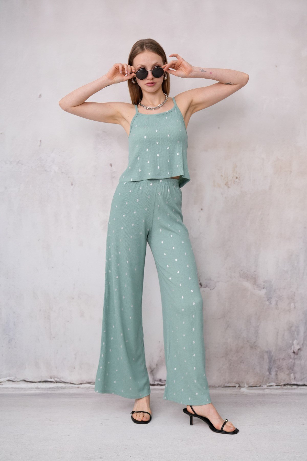 Kadın Bürümcük Kumaş Askılı Crop Bluz Geniş Paça Pantolon İkili Takım 24072