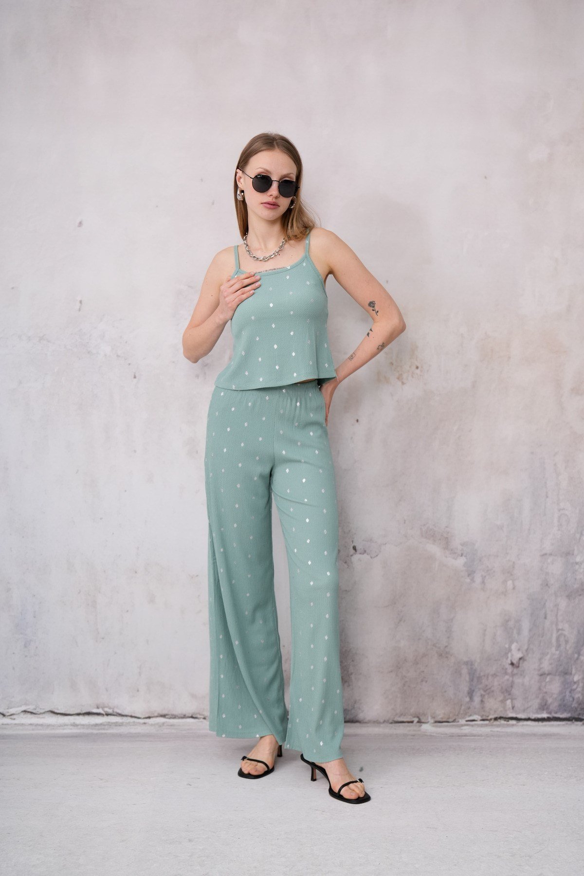 Kadın Bürümcük Kumaş Askılı Crop Bluz Geniş Paça Pantolon İkili Takım 24072