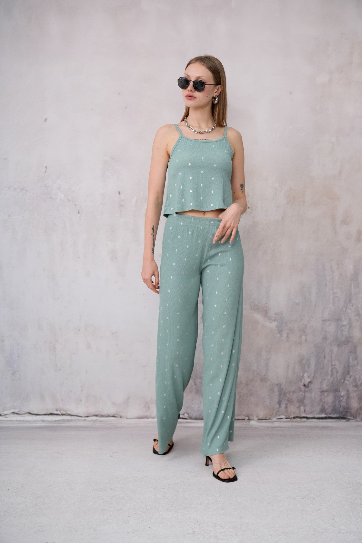 Kadın Bürümcük Kumaş Askılı Crop Bluz Geniş Paça Pantolon İkili Takım 24072