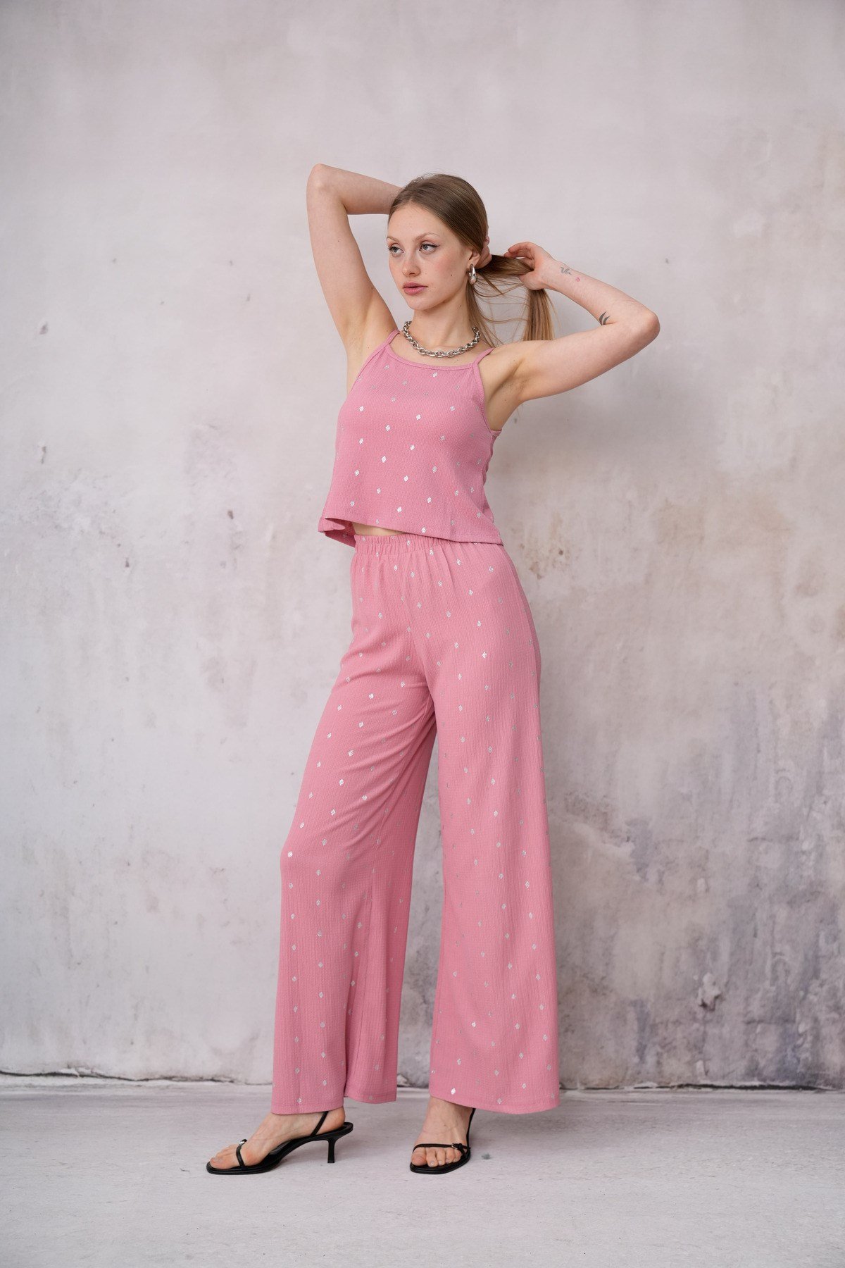 Kadın Bürümcük Kumaş Askılı Crop Bluz Geniş Paça Pantolon İkili Takım 24072