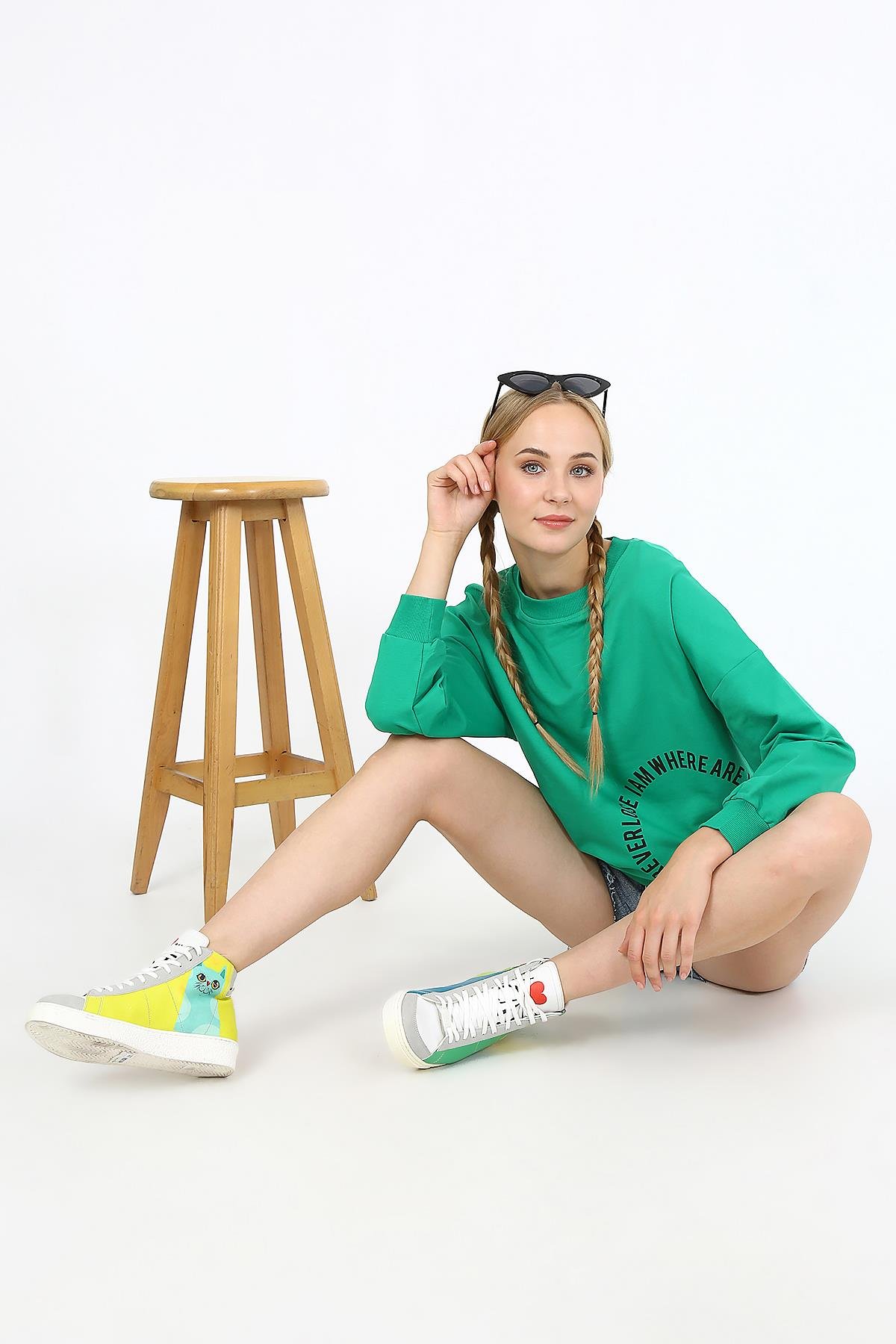 Kadın Iki Iplik Kumaş Çiçek Aplikeli Oversize Sweatshırt 23522 -yeşil