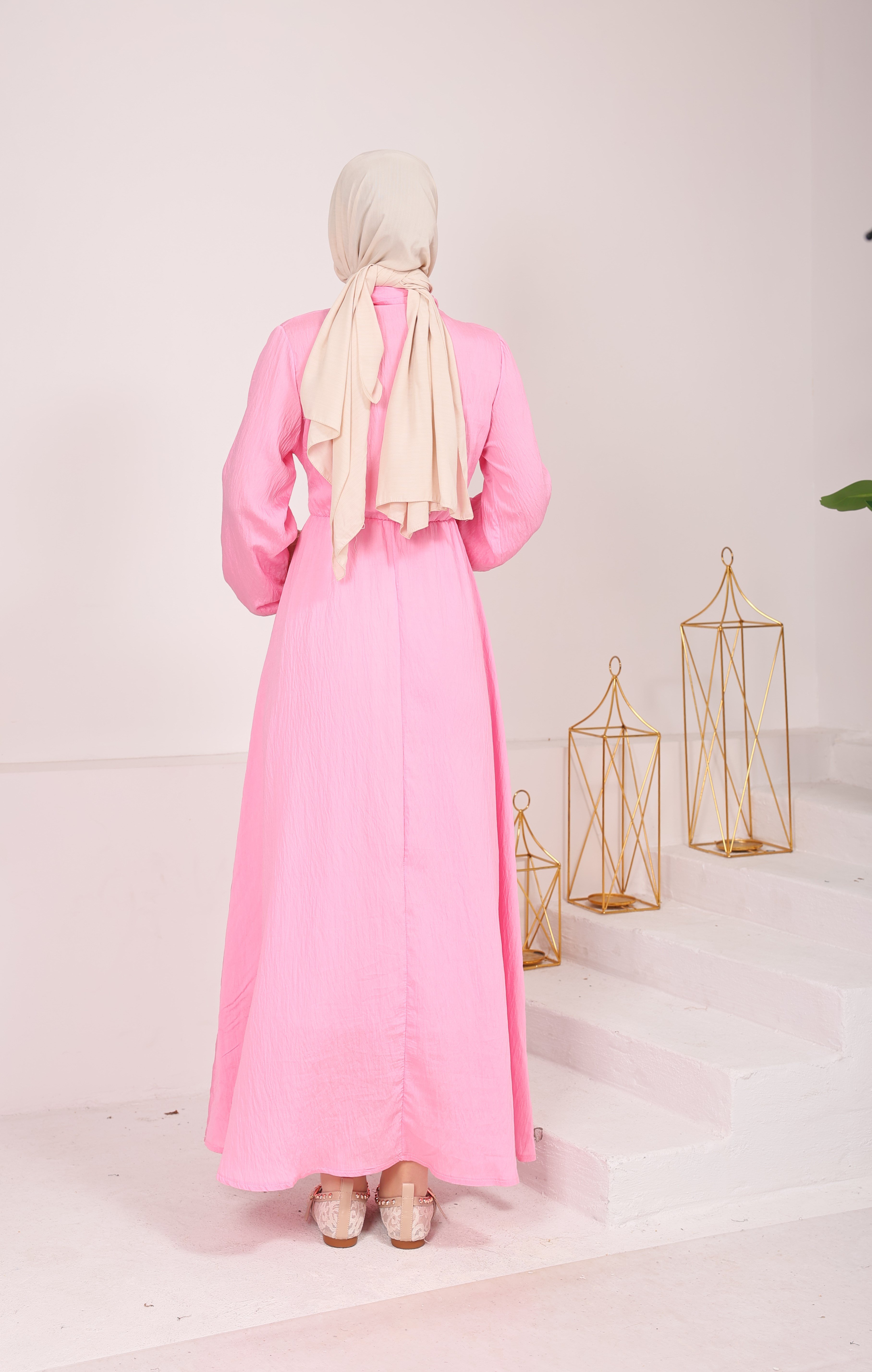 1725 MODAL KUMSAŞ BROŞ DETAYLI YANDAN BAĞLAMALI YENİ SEZON ELBİSE PEMBE 
