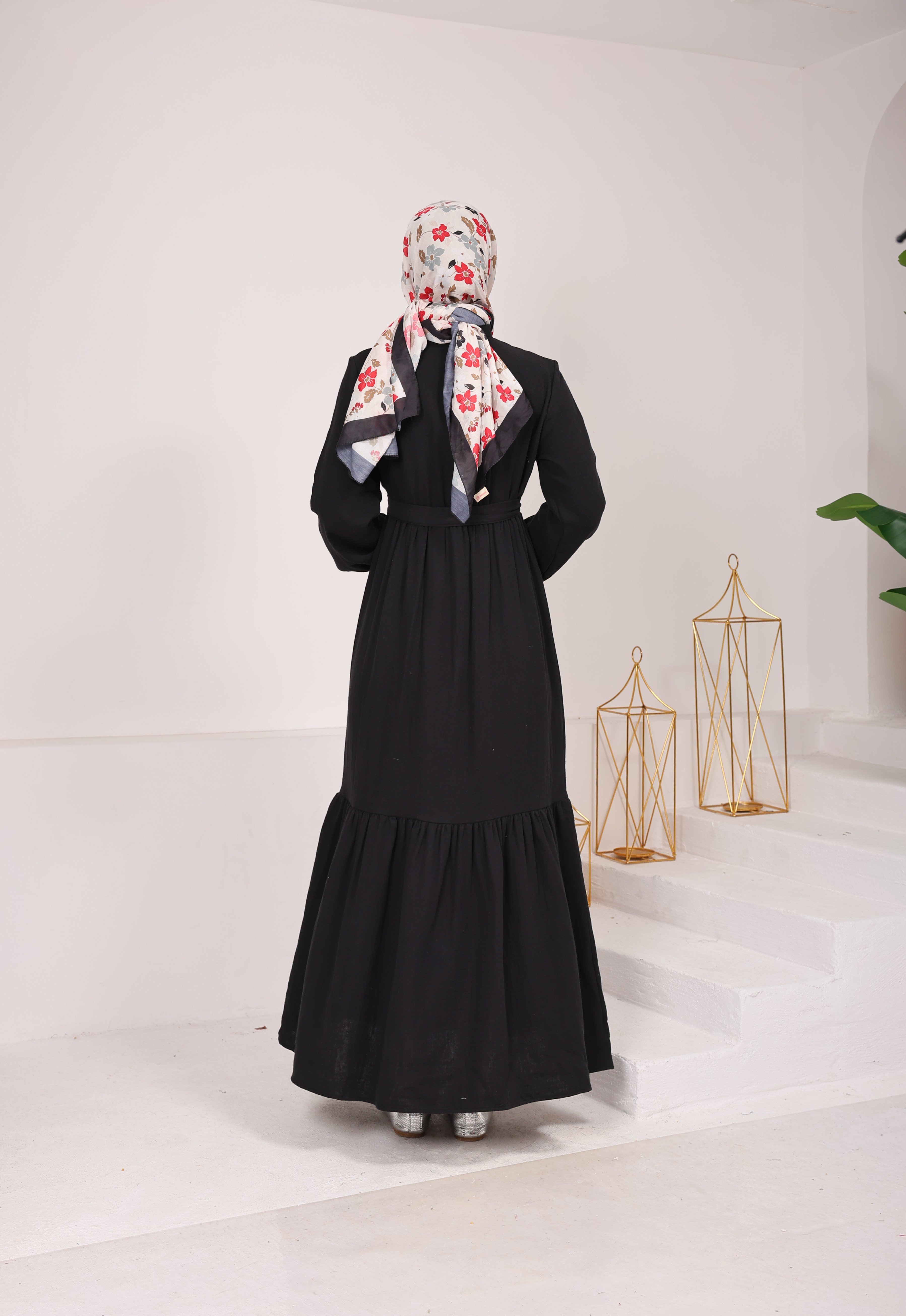 1993 MÜSLİN KUMAŞ SEYYAR KEMERLİ YARIYA KADAR DÜĞMELİ ELBİSE  SİYAH 