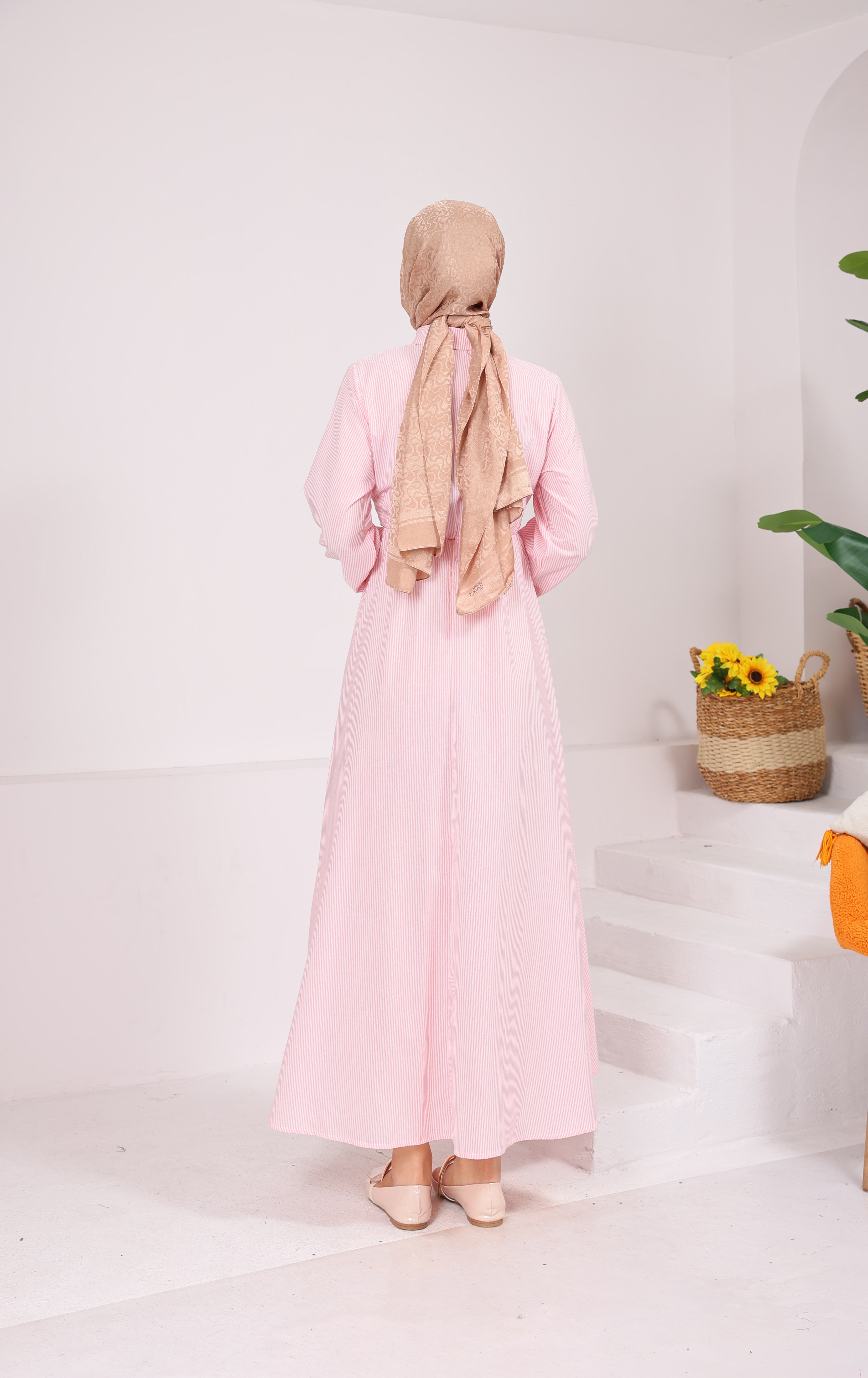 4532  YANDAN BAĞLAMALI YARIYA KADAR DÜZĞMELİ İNCE ÇİZGİLİ ELBİSE PEMBE 