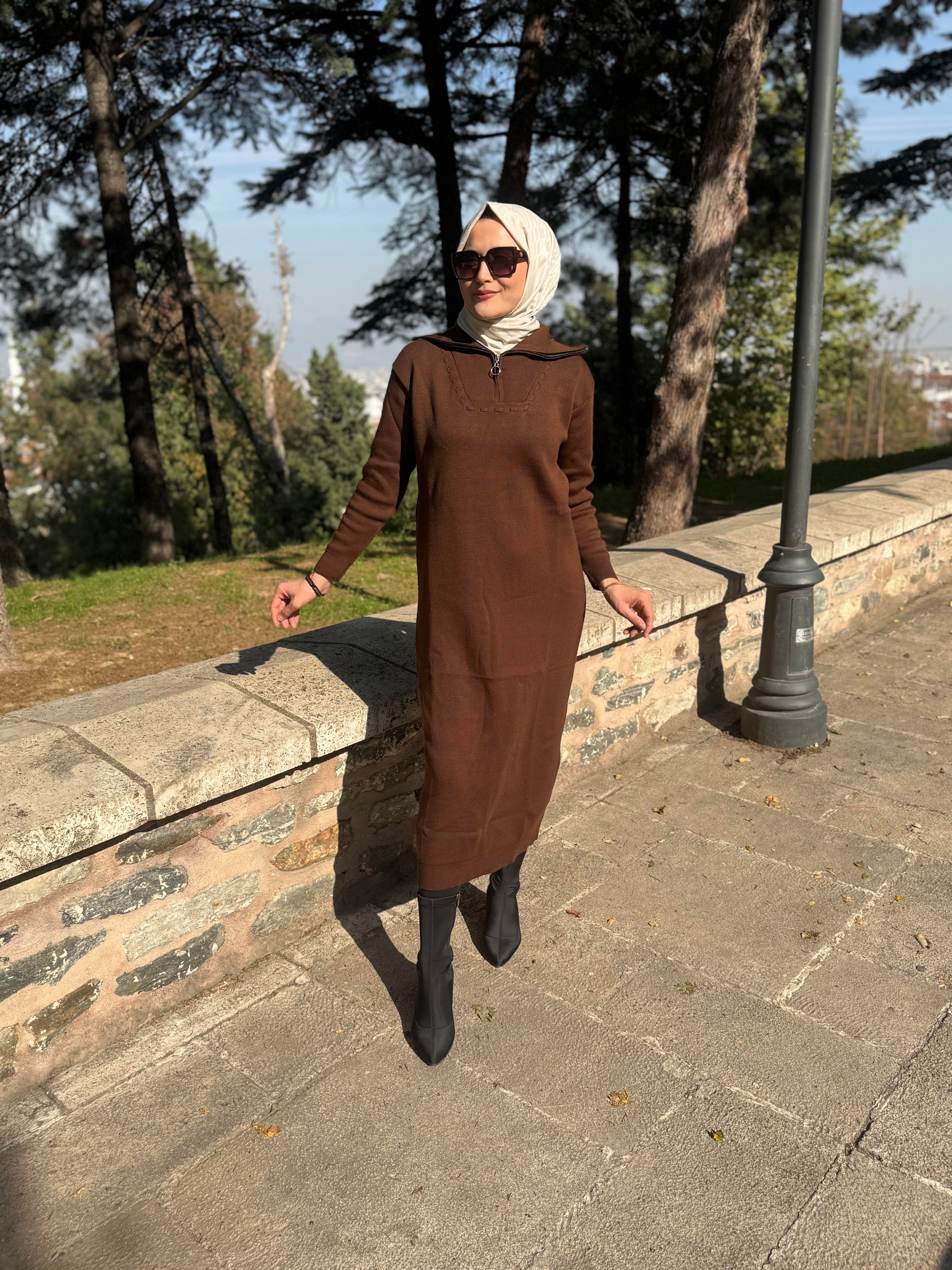 BOĞAZLI FERMUARLI TRİKO ELBİSE ACI KAHVE